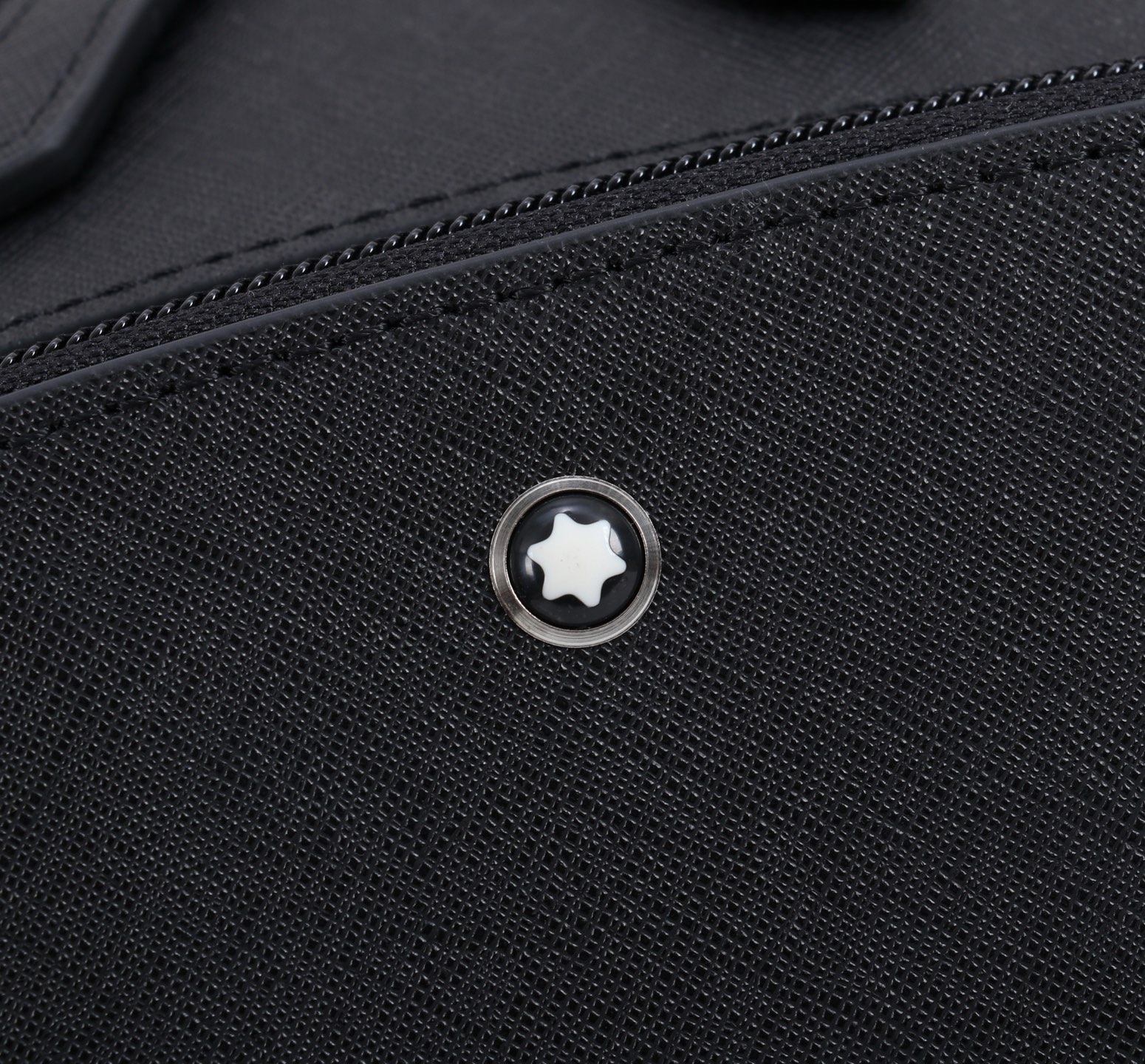 MONTBLANC 全新万宝龙匠心系列双肩背包 经典黑色 型号：MB# 材质：头层牛皮（原版皮） 款式：来自万宝龙专柜 