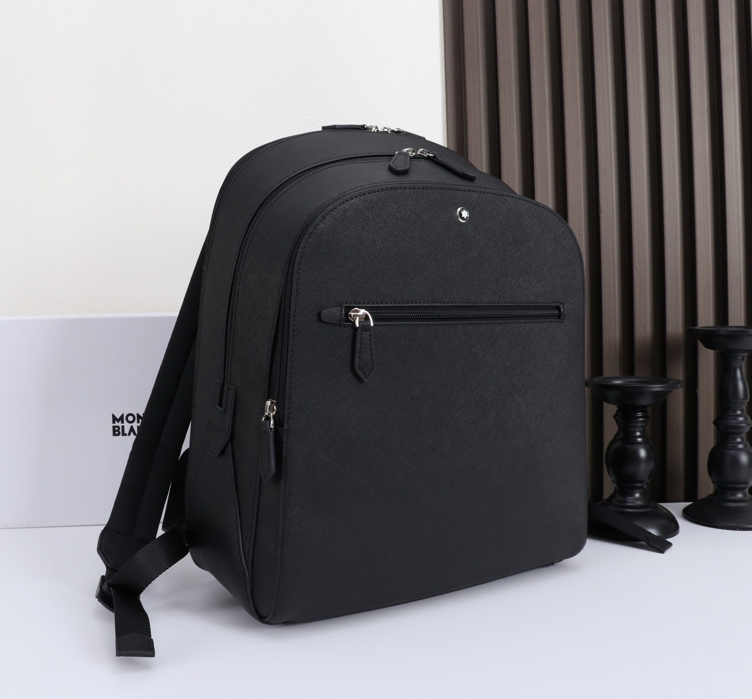 MONTBLANC 全新万宝龙匠心系列双肩背包 经典黑色 型号：MB# 材质：头层牛皮（原版皮） 款式：来自万宝龙专柜 