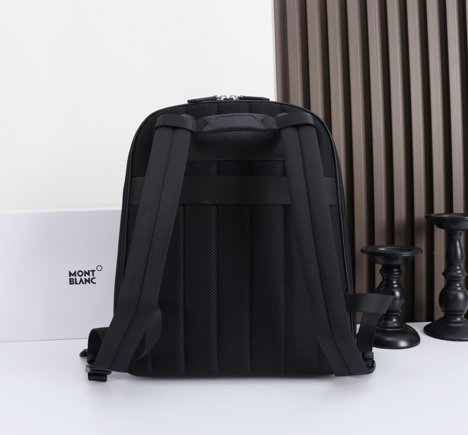 MONTBLANC 全新万宝龙匠心系列双肩背包 经典黑色 型号：MB# 材质：头层牛皮（原版皮） 款式：来自万宝龙专柜 