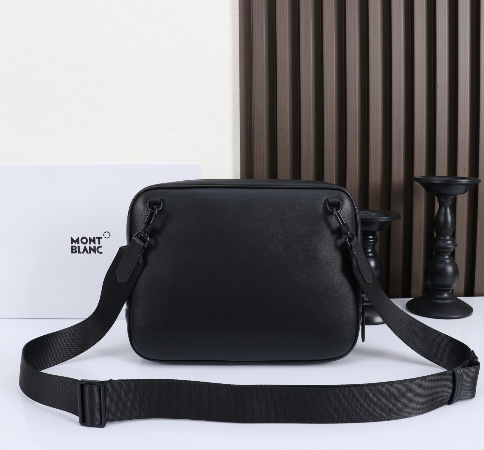 💰500 MONTBLANC全新万宝龙风尚3.0系列迷你邮差包
型号：MB130252#
材质：头层牛皮 
包装：专柜同步包装（礼品袋.另购） 
款式：购版打造 
尺寸：27*7.5*21