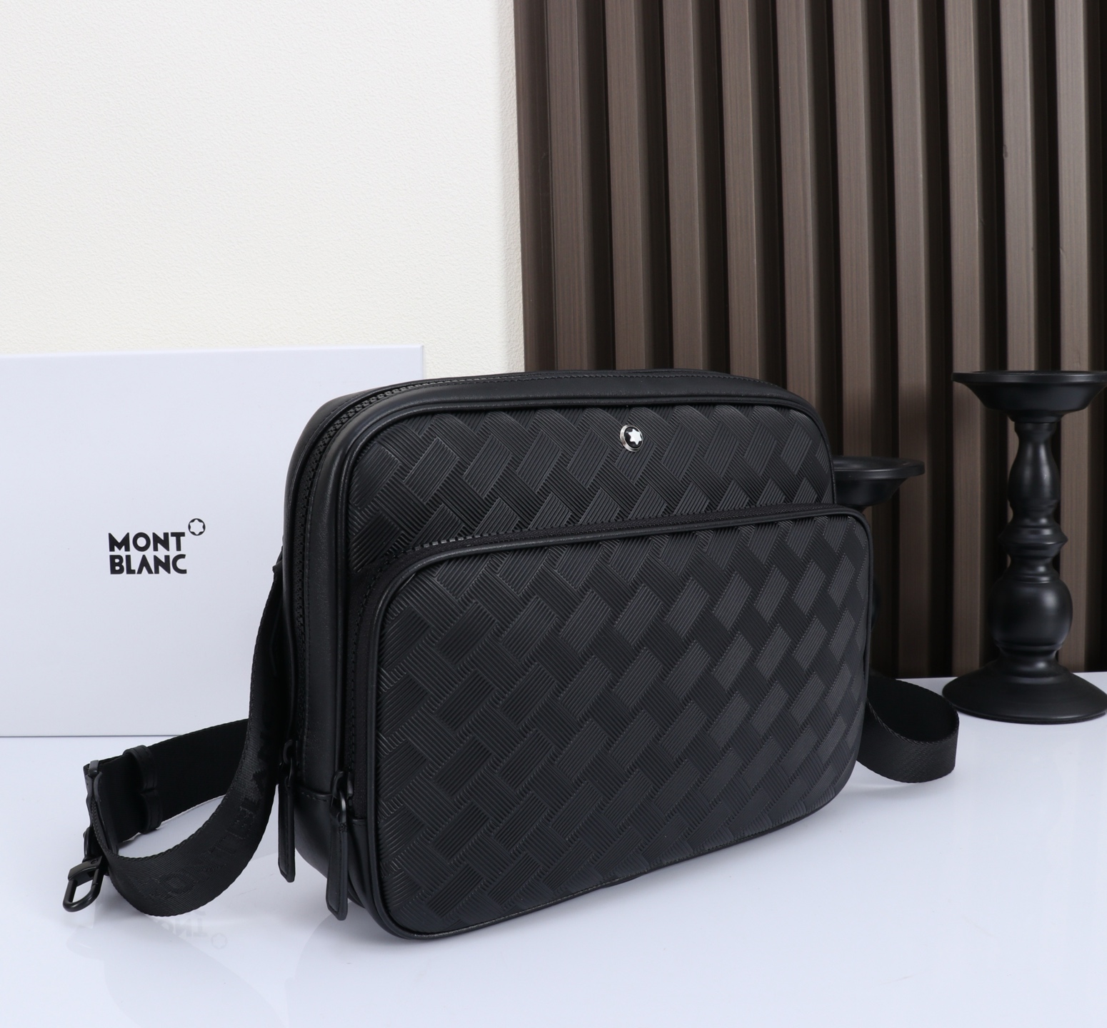 MONTBLANC全新万宝龙风尚3.0系列迷你邮差包型号：MB#材质：头层牛皮 包装：专柜同步包装（礼品