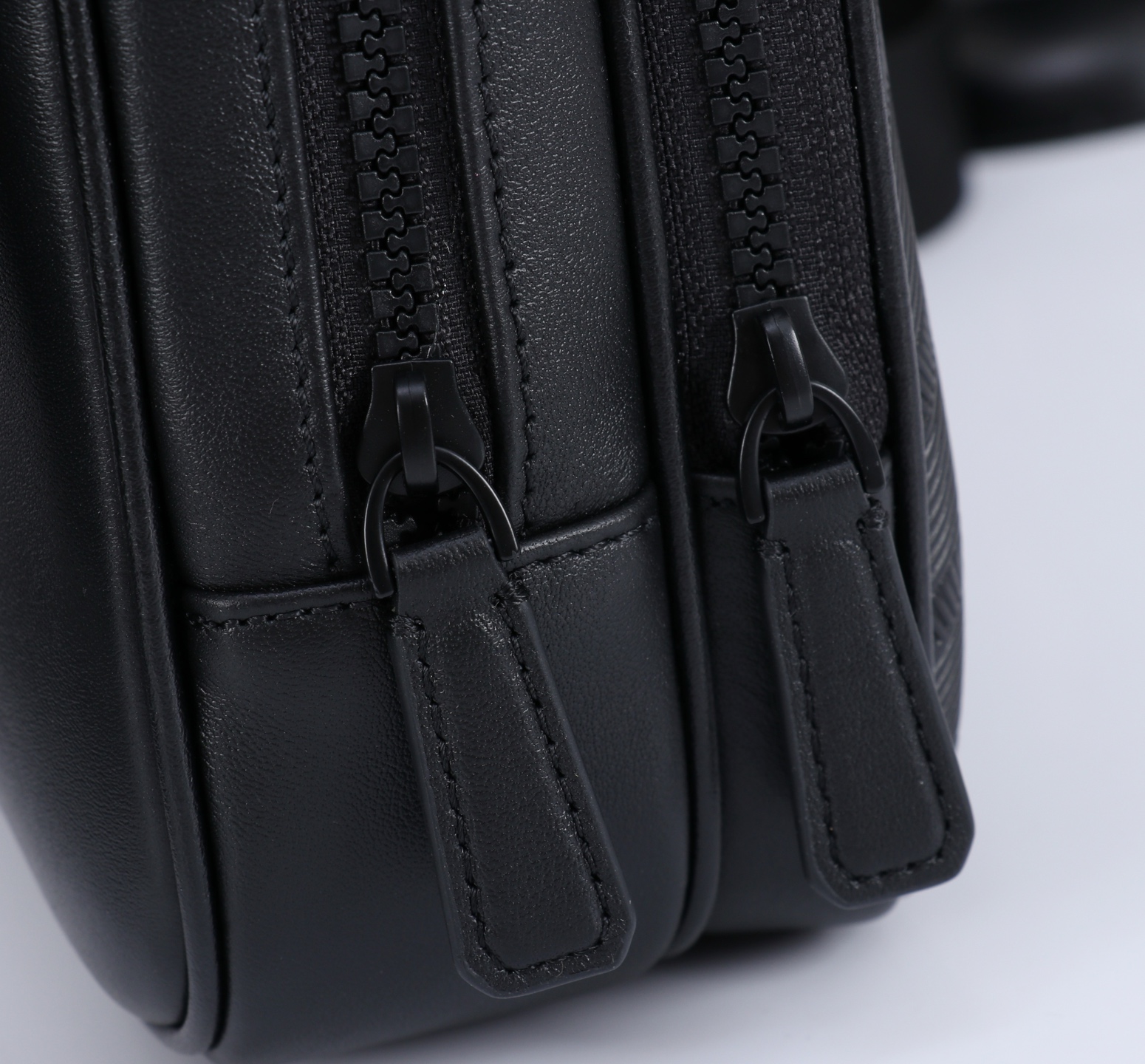 💰500 MONTBLANC全新万宝龙风尚3.0系列迷你邮差包
型号：MB130252#
材质：头层牛皮 
包装：专柜同步包装（礼品袋.另购） 
款式：购版打造 
尺寸：27*7.5*21