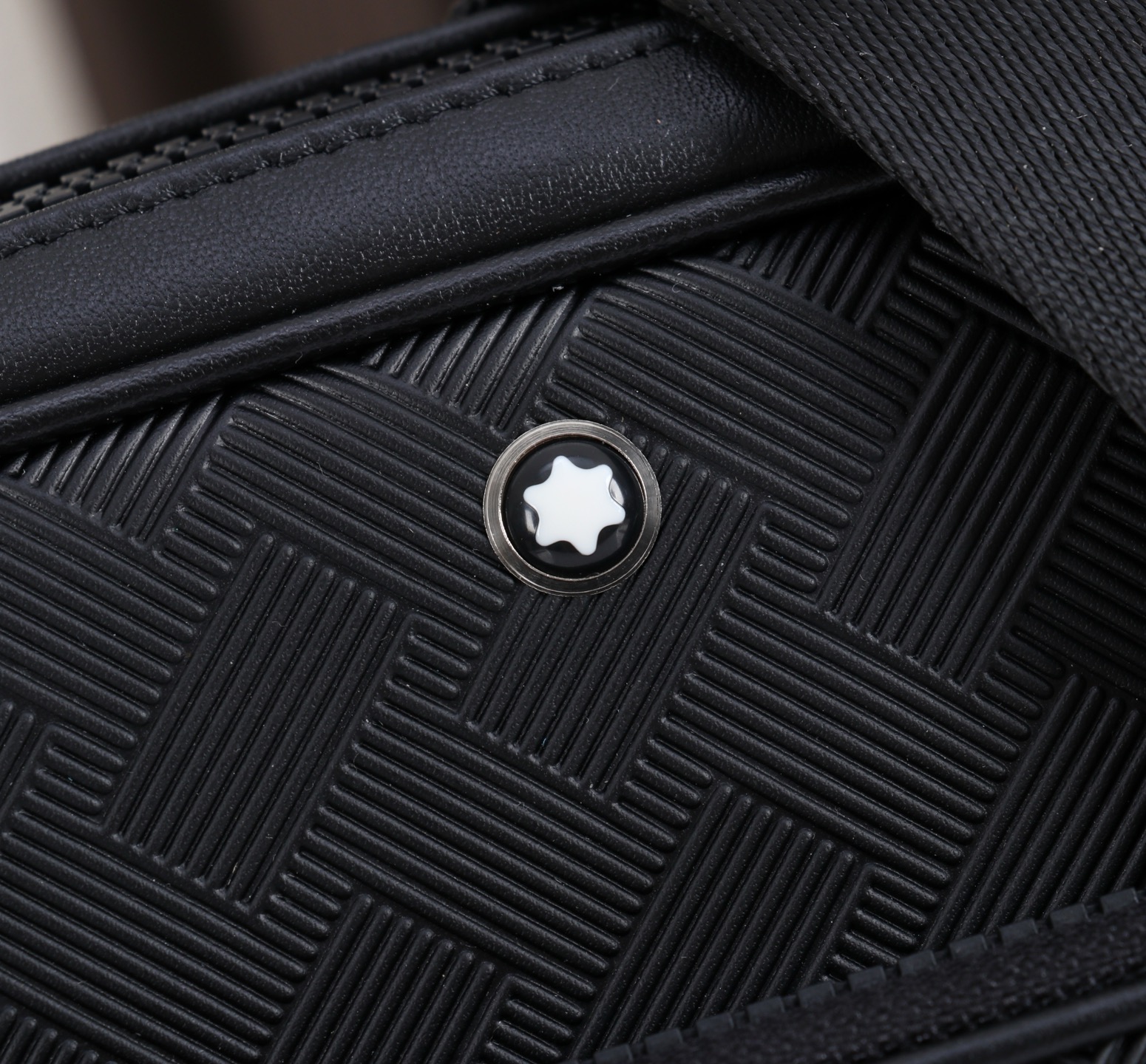 💰500 MONTBLANC全新万宝龙风尚3.0系列迷你邮差包
型号：MB130252#
材质：头层牛皮 
包装：专柜同步包装（礼品袋.另购） 
款式：购版打造 
尺寸：27*7.5*21