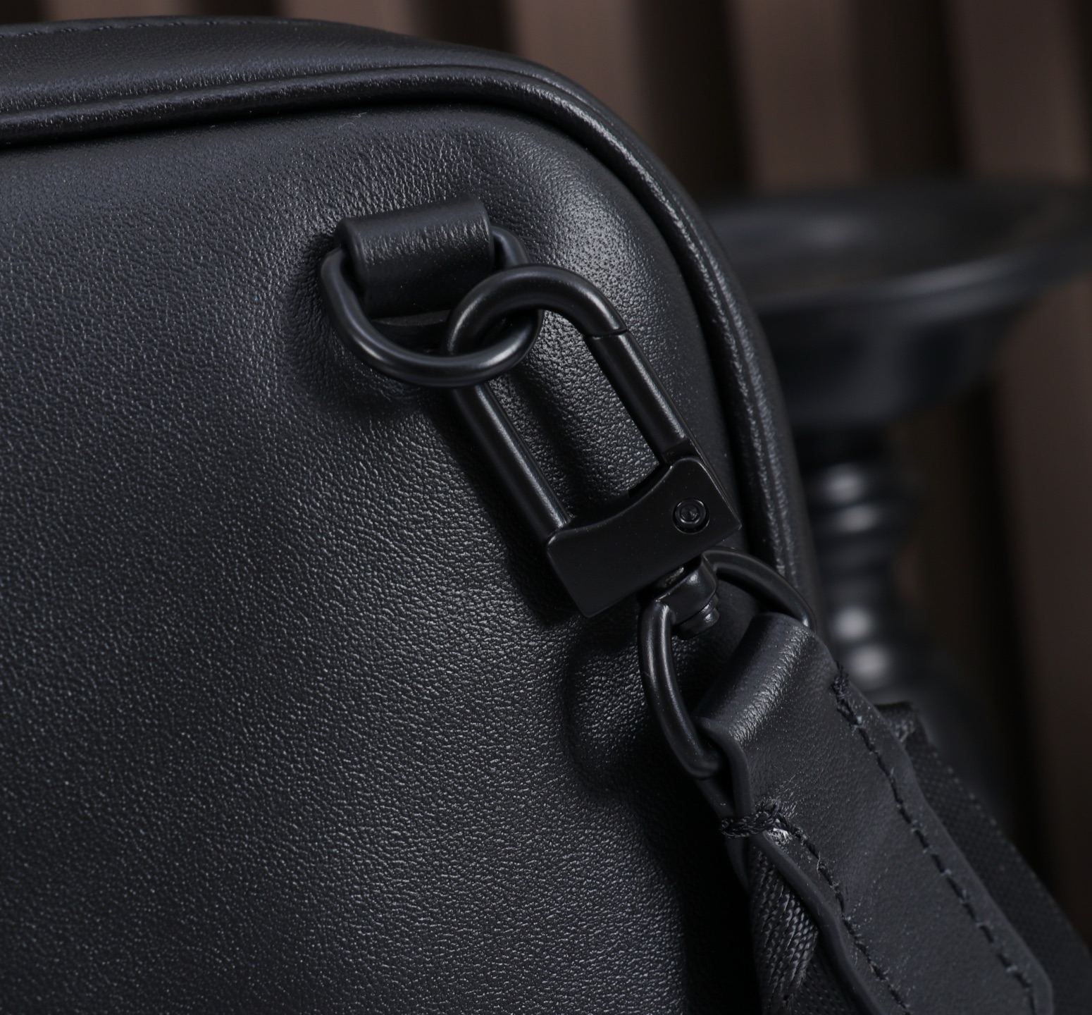 💰500 MONTBLANC全新万宝龙风尚3.0系列迷你邮差包
型号：MB130252#
材质：头层牛皮 
包装：专柜同步包装（礼品袋.另购） 
款式：购版打造 
尺寸：27*7.5*21