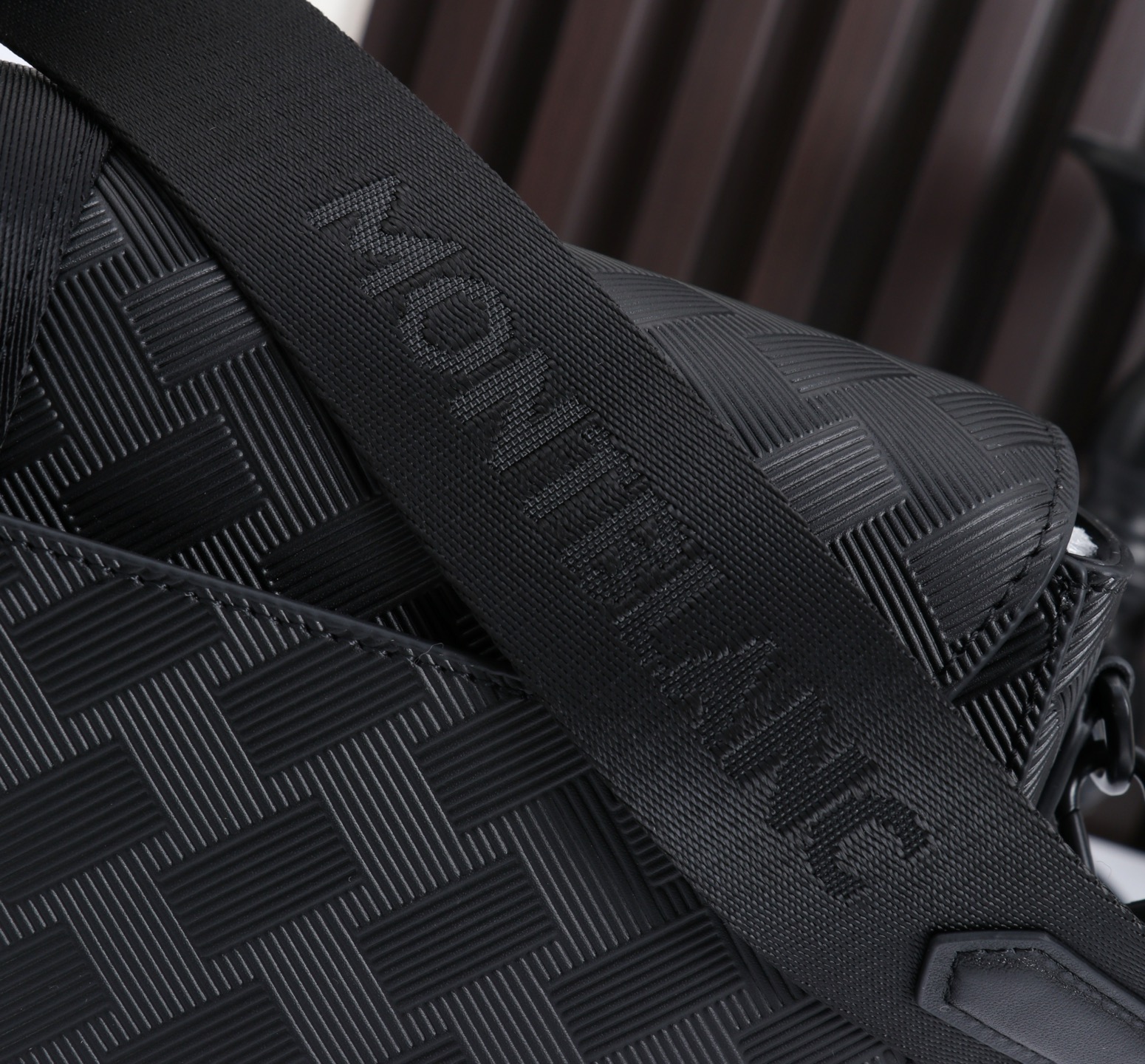 MONTBLANC全新万宝龙风尚3.0系列斜挎包型号：MB#材质：头层牛皮 包装：专柜同步包装（礼品袋另