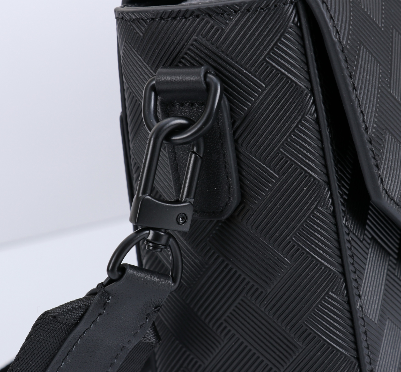 MONTBLANC全新万宝龙风尚3.0系列斜挎包型号：MB#材质：头层牛皮 包装：专柜同步包装（礼品袋另