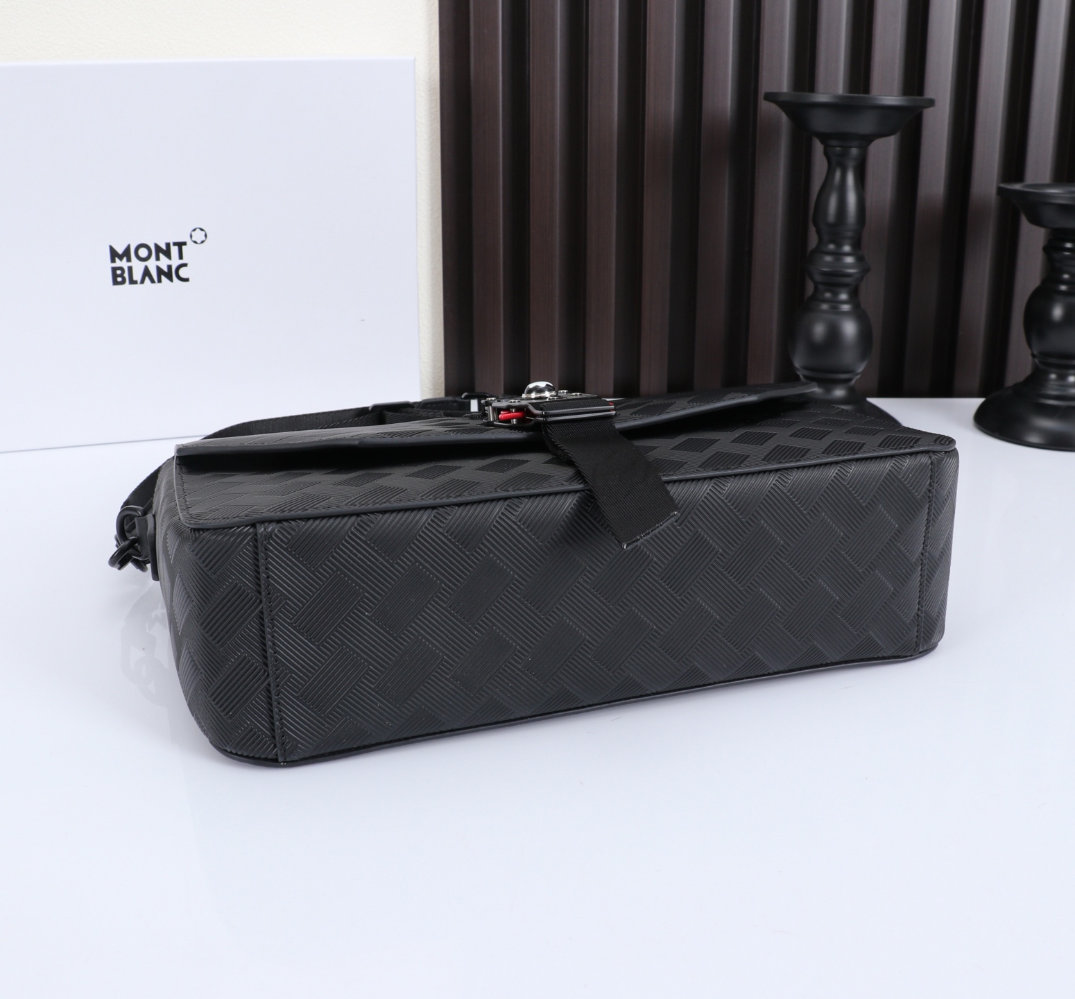 MONTBLANC全新万宝龙风尚3.0系列斜挎包型号：MB#材质：头层牛皮 包装：专柜同步包装（礼品袋另