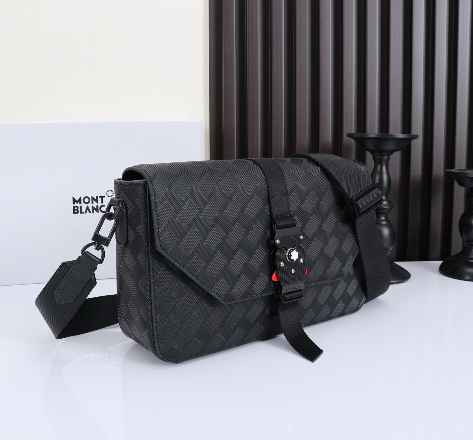 MONTBLANC全新万宝龙风尚3.0系列斜挎包型号：MB#材质：头层牛皮 包装：专柜同步包装（礼品袋另