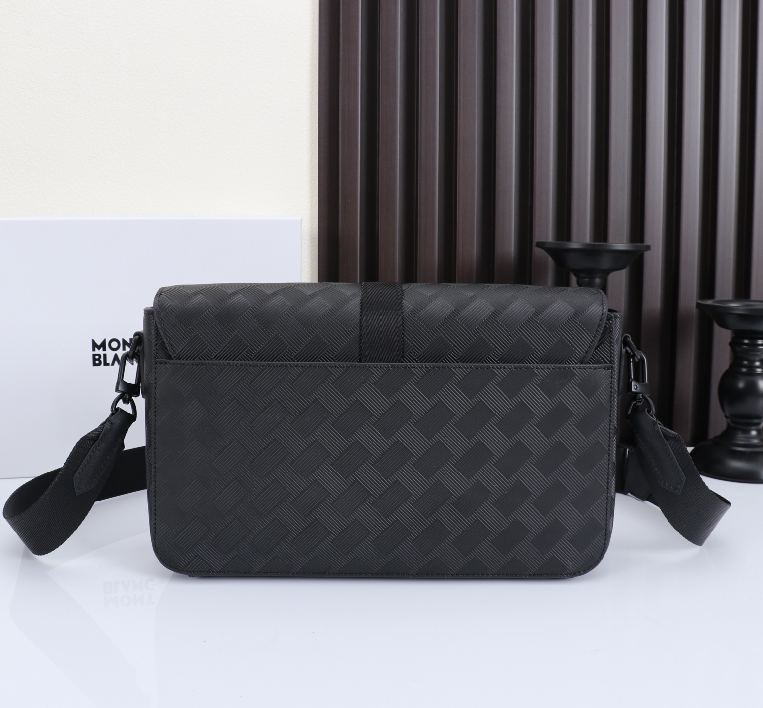 MONTBLANC全新万宝龙风尚3.0系列斜挎包型号：MB#材质：头层牛皮 包装：专柜同步包装（礼品袋另