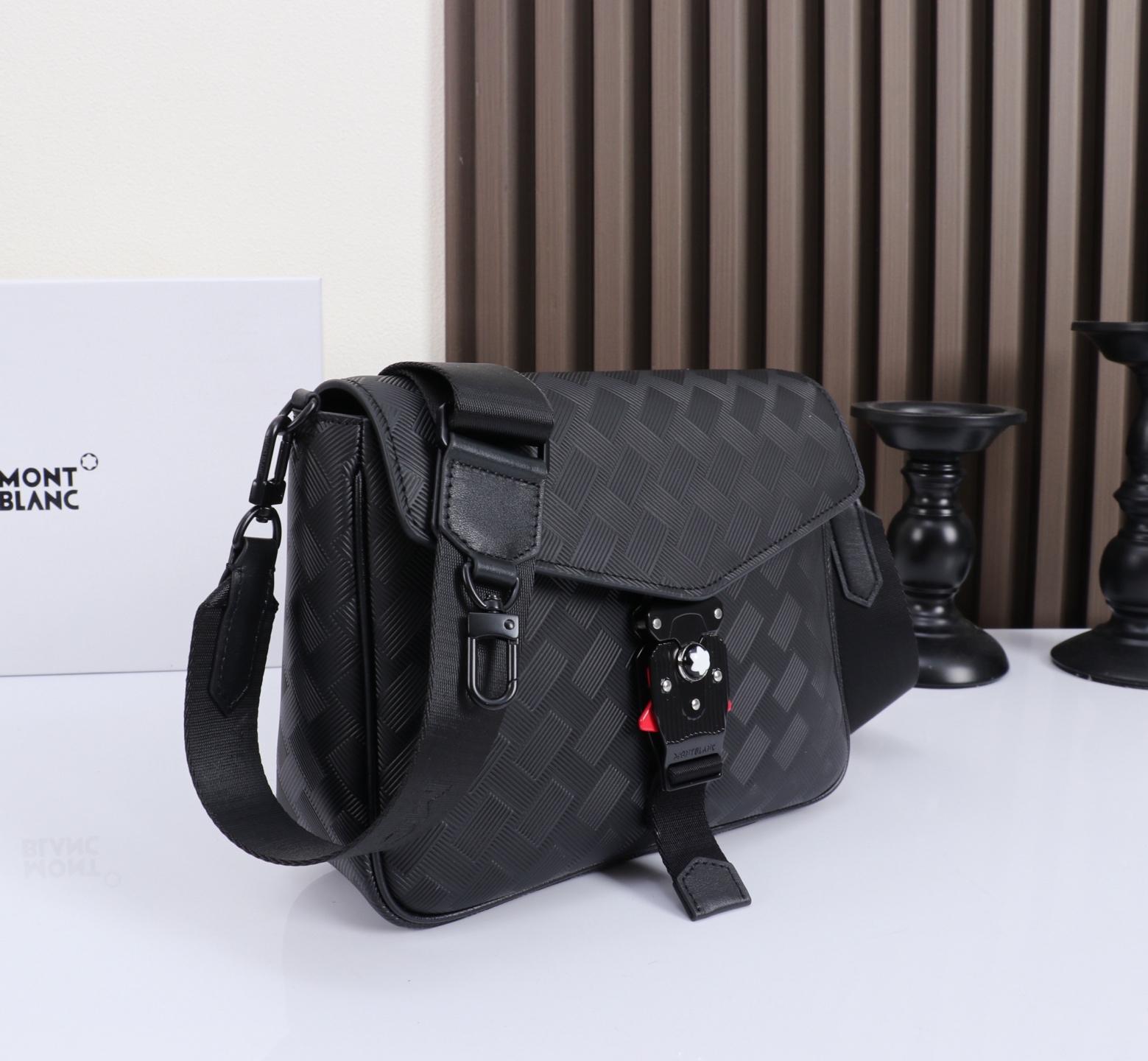 MONTBLANC全新万宝龙风尚3.0系列小巧斜挎小包配MLOCK4810带扣型号：MB#材质：头层牛皮