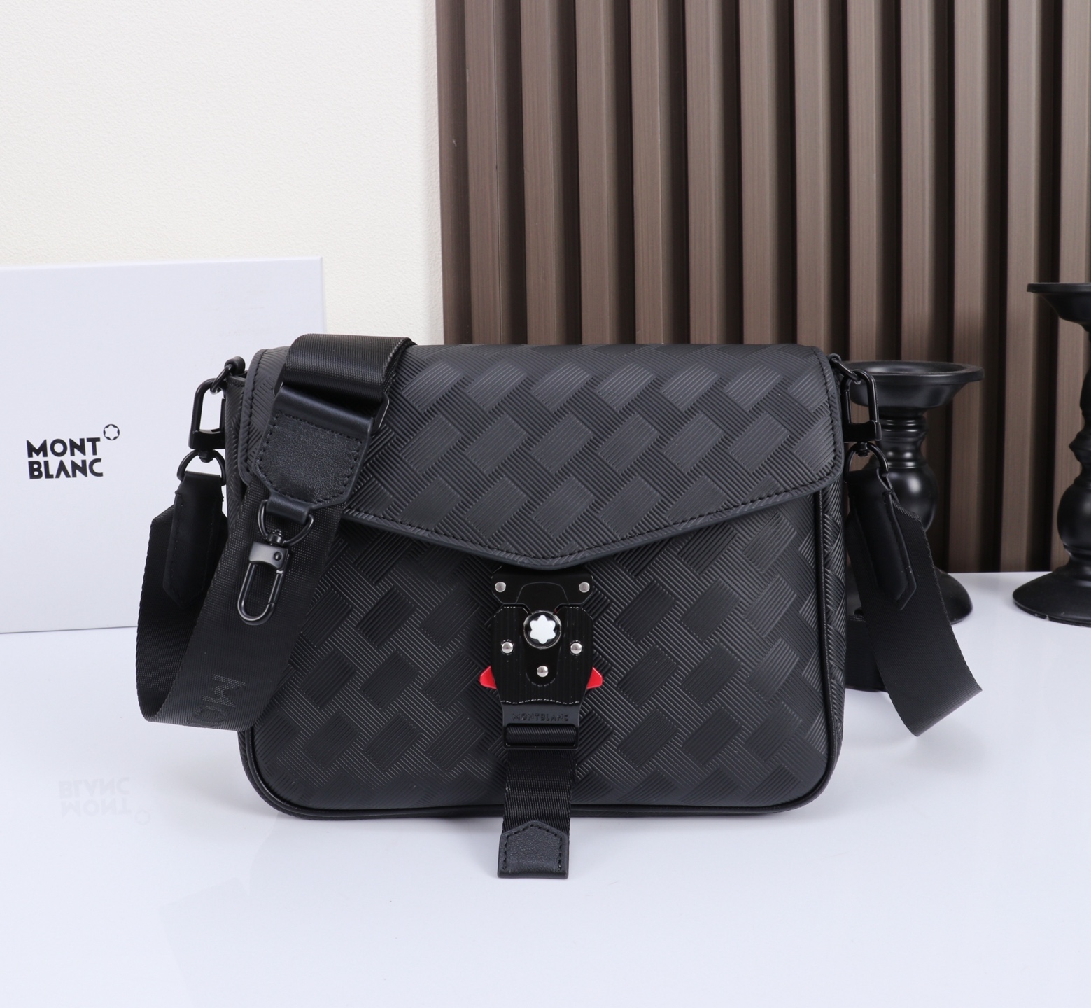 MONTBLANC全新万宝龙风尚3.0系列小巧斜挎小包配MLOCK4810带扣型号：MB#材质：头层牛皮