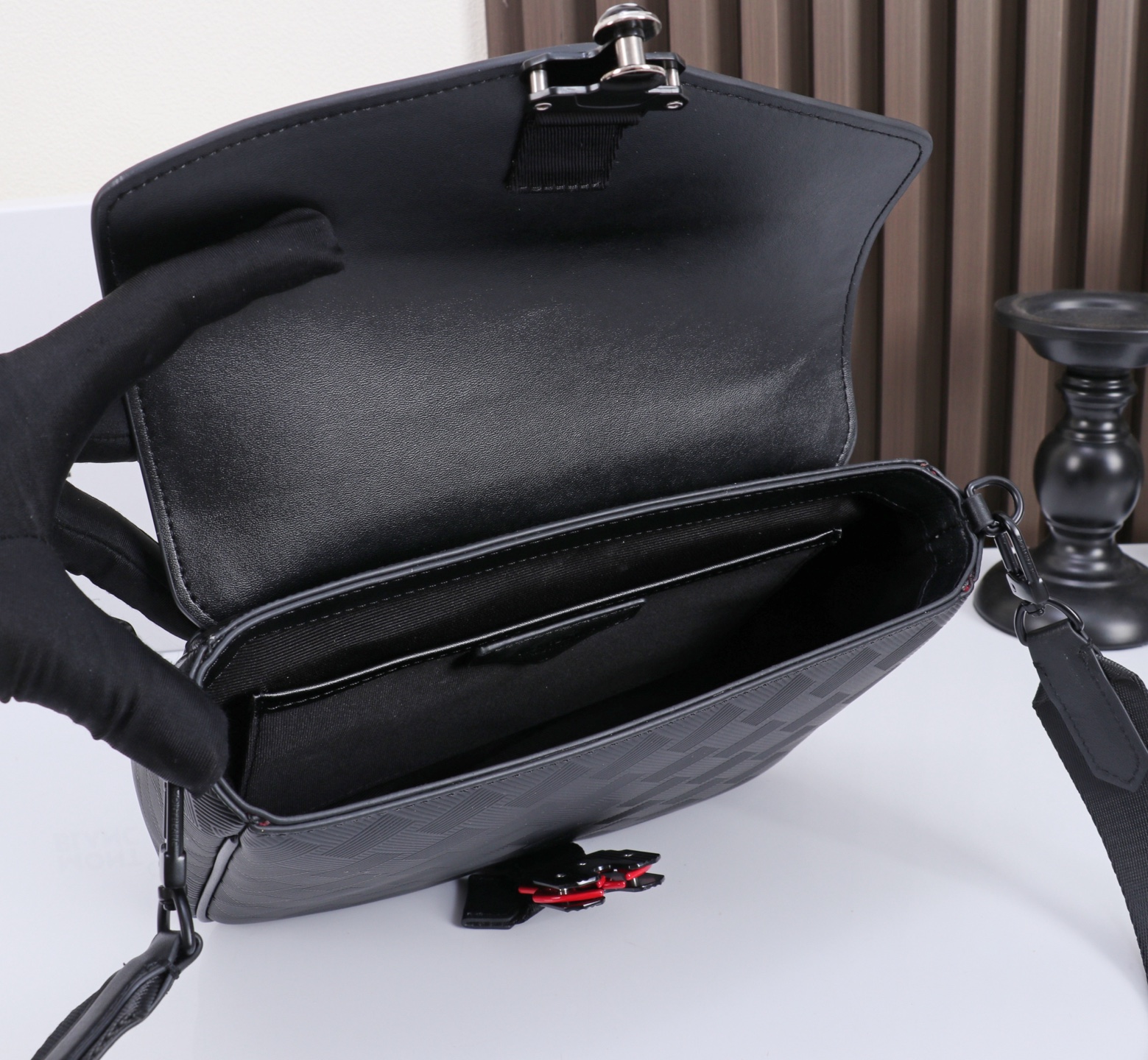 MONTBLANC全新万宝龙风尚3.0系列小巧斜挎小包配MLOCK4810带扣型号：MB#材质：头层牛皮