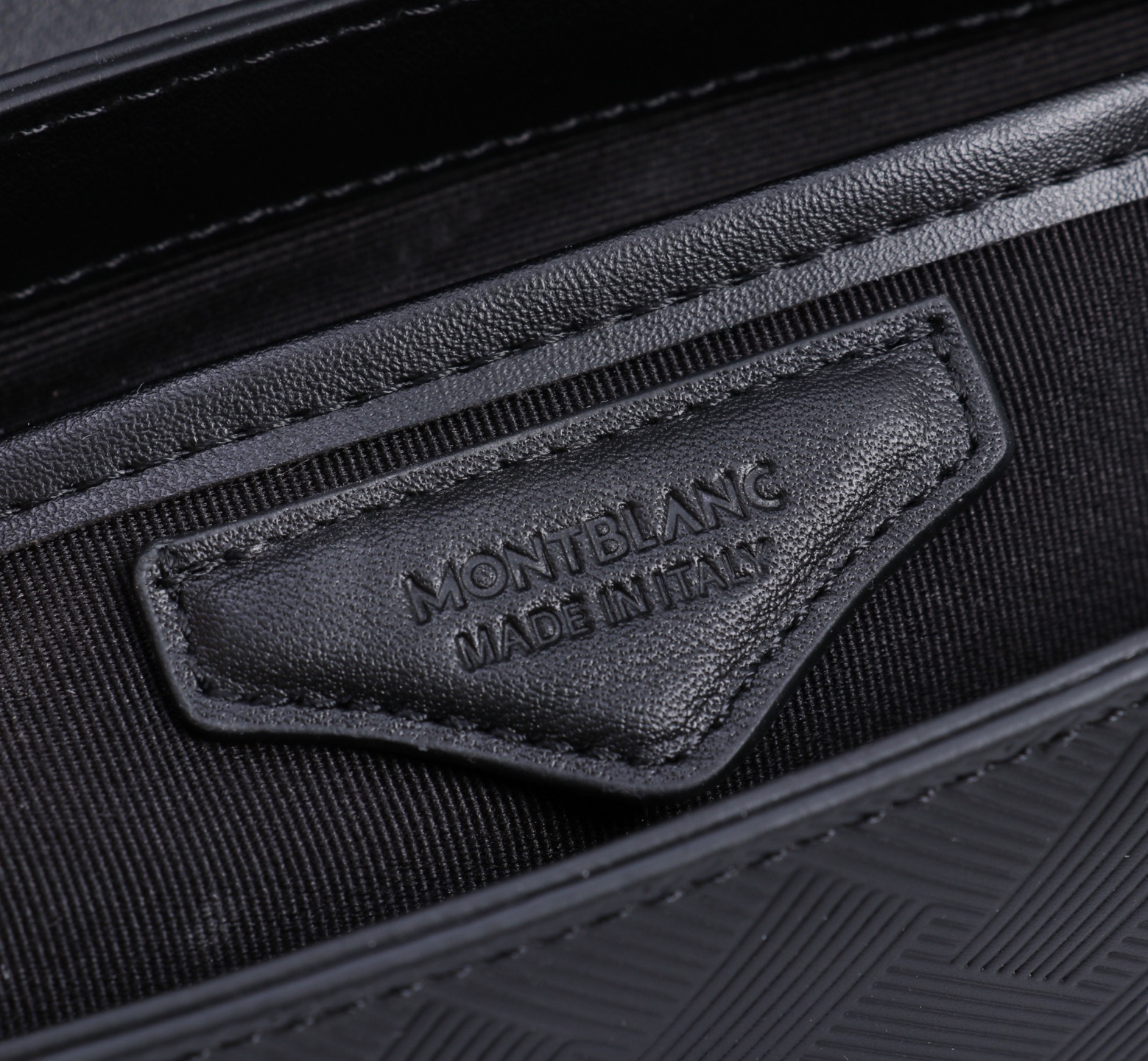 MONTBLANC全新万宝龙风尚3.0系列小巧斜挎小包配MLOCK4810带扣型号：MB#材质：头层牛皮