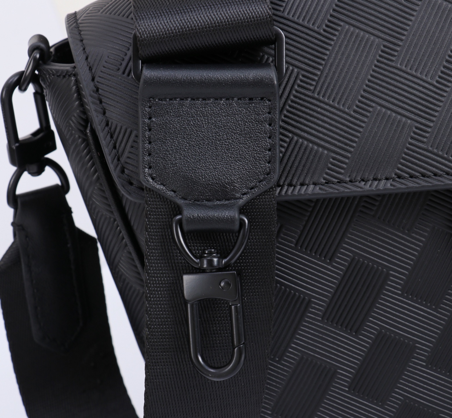 MONTBLANC全新万宝龙风尚3.0系列小巧斜挎小包配MLOCK4810带扣型号：MB#材质：头层牛皮
