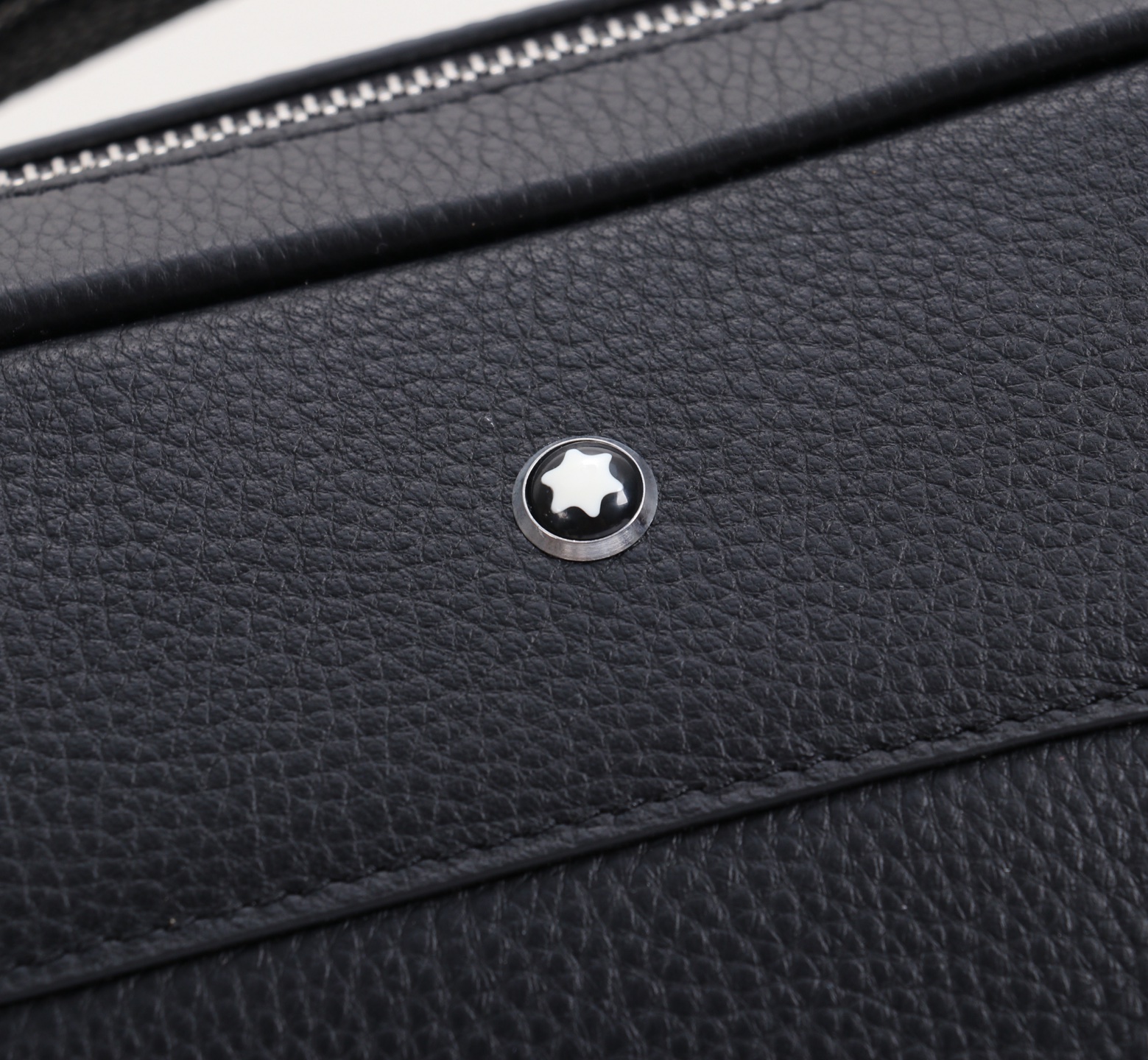 MONTBLANC 万宝龙粒纹系列精选双肩背包 经典黑 型号:MB# 材质:专柜皮牛皮 款式:来自万宝龙专柜购版打 MONTBLANC 万宝龙粒纹系列精选双肩背包 经典黑 型号:MB# 材质:专柜皮牛皮 款式:来自万宝龙专柜购版打