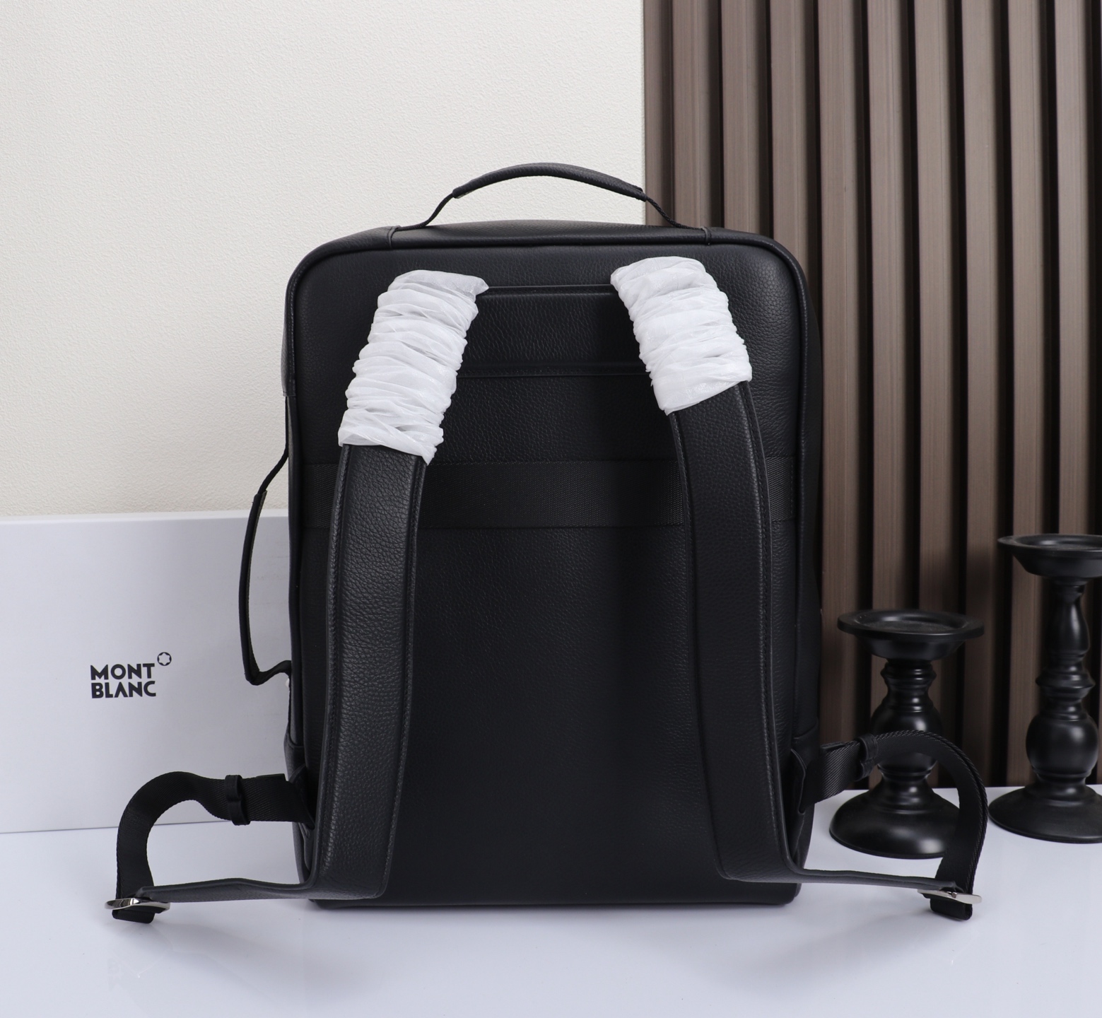 MONTBLANC 万宝龙粒纹系列精选双肩背包 经典黑 型号:MB# 材质:专柜皮牛皮 款式:来自万宝龙专柜购版打 MONTBLANC 万宝龙粒纹系列精选双肩背包 经典黑 型号:MB# 材质:专柜皮牛皮 款式:来自万宝龙专柜购版打