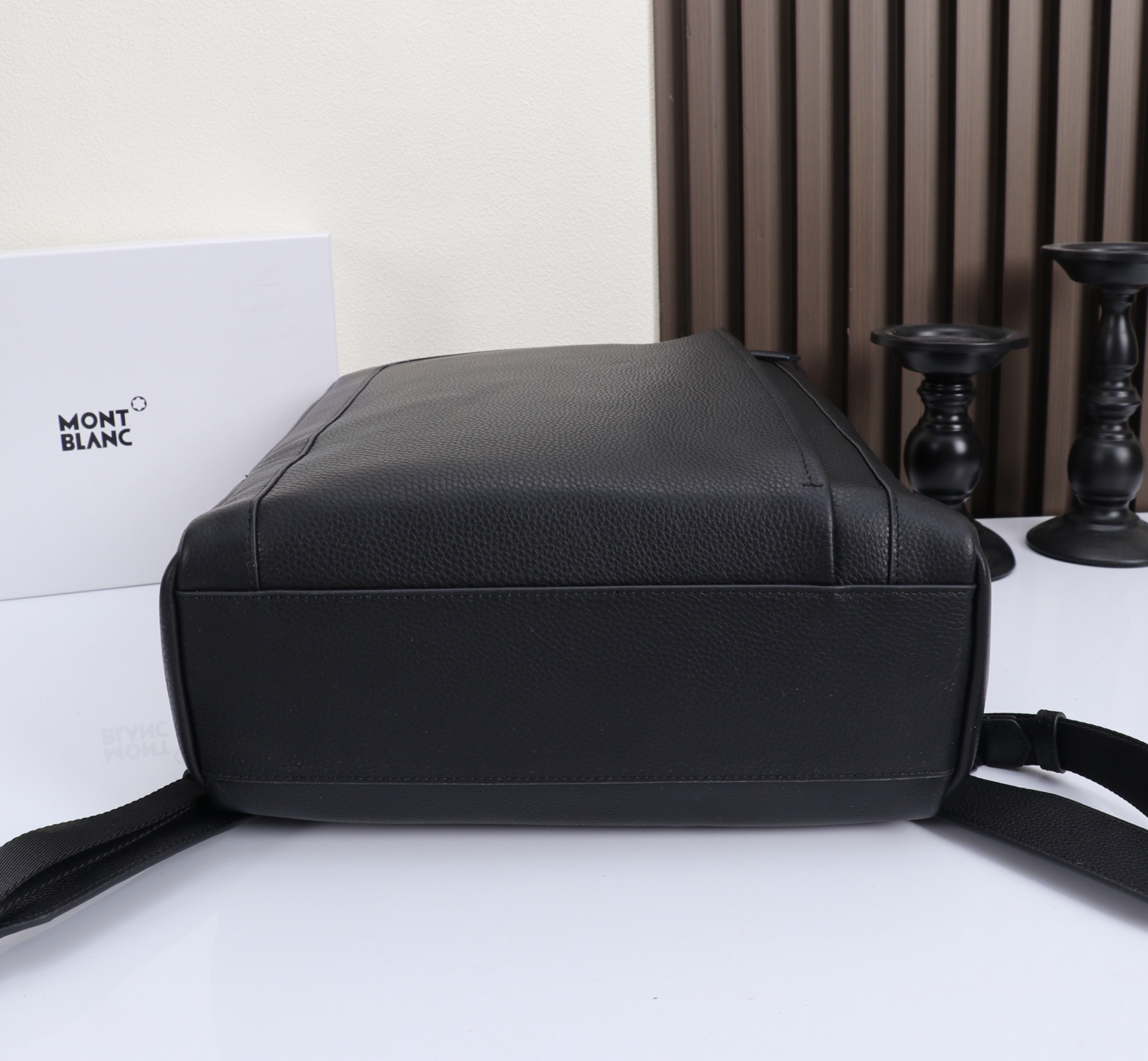 MONTBLANC 万宝龙粒纹系列精选双肩背包 经典黑 型号:MB# 材质:专柜皮牛皮 款式:来自万宝龙专柜购版打 MONTBLANC 万宝龙粒纹系列精选双肩背包 经典黑 型号:MB# 材质:专柜皮牛皮 款式:来自万宝龙专柜购版打