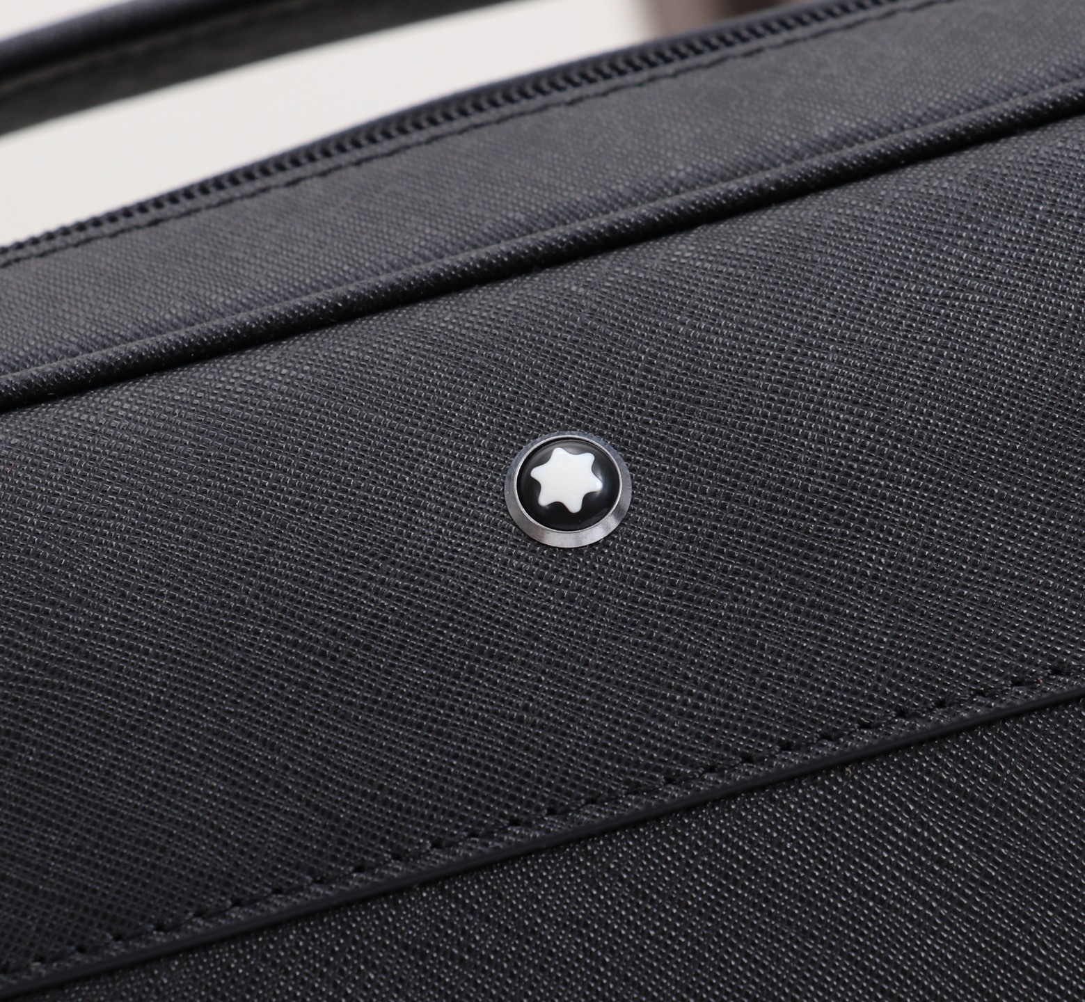 MONTBLANC 万宝龙匠心系列精选双肩背包 经典黑 型号:MB# 材质:专柜皮牛皮 款式:来自万宝龙专柜购版打 MONTBLANC 万宝龙匠心系列精选双肩背包 经典黑 型号:MB# 材质:专柜皮牛皮 款式:来自万宝龙专柜购版打