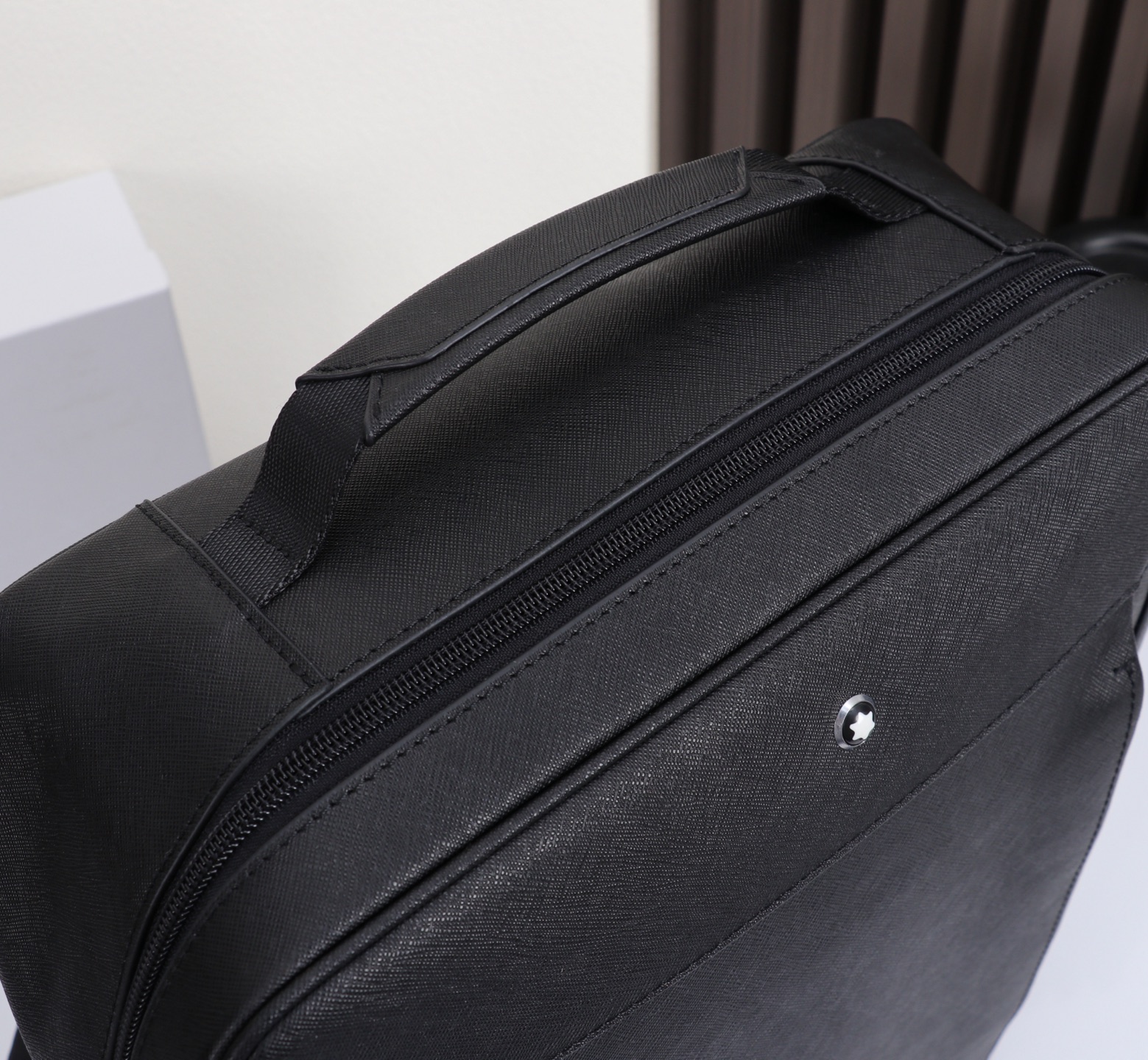 MONTBLANC 万宝龙匠心系列精选双肩背包 经典黑 型号:MB# 材质:专柜皮牛皮 款式:来自万宝龙专柜购版打 MONTBLANC 万宝龙匠心系列精选双肩背包 经典黑 型号:MB# 材质:专柜皮牛皮 款式:来自万宝龙专柜购版打