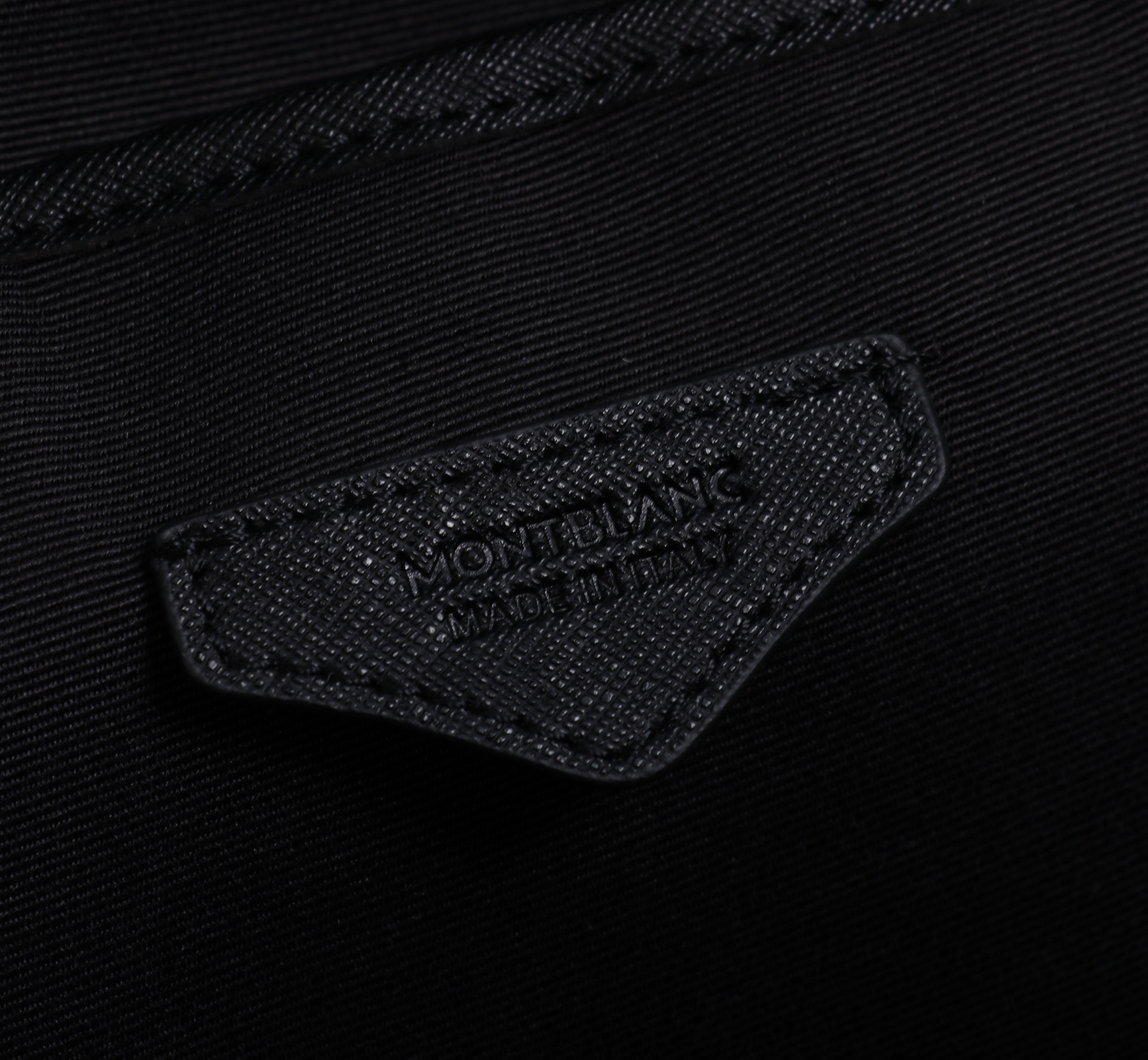 MONTBLANC 万宝龙匠心系列精选双肩背包 经典黑 型号:MB# 材质:专柜皮牛皮 款式:来自万宝龙专柜购版打 MONTBLANC 万宝龙匠心系列精选双肩背包 经典黑 型号:MB# 材质:专柜皮牛皮 款式:来自万宝龙专柜购版打