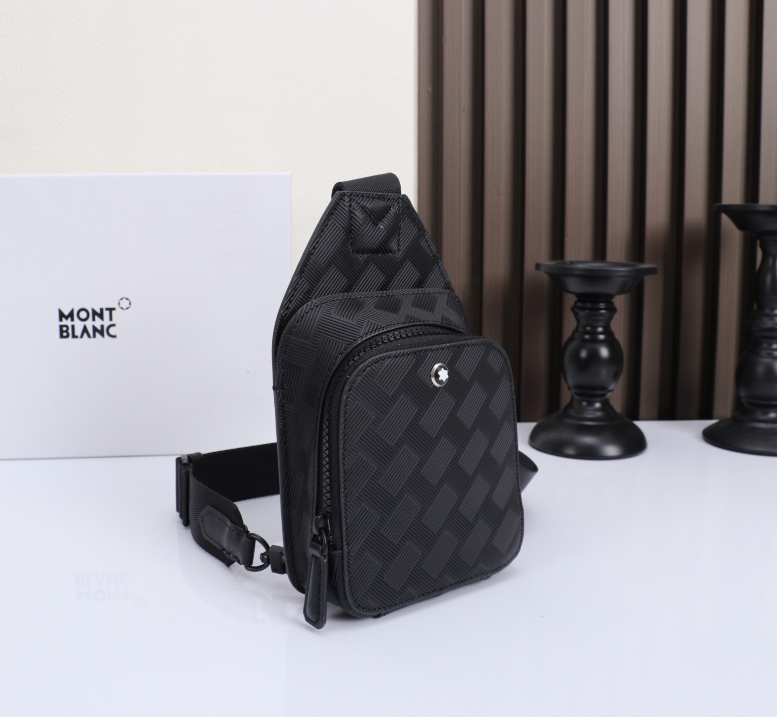 MONTBLANC全新万宝龙风尚3.0系列迷你斜挎包 型号：MB# 材质：头层牛皮  包装：专柜防尘袋  款式：购版打造