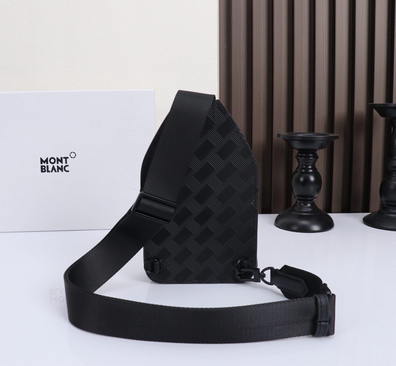 MONTBLANC全新万宝龙风尚3.0系列迷你斜挎包 型号：MB# 材质：头层牛皮  包装：专柜防尘袋  款式：购版打造