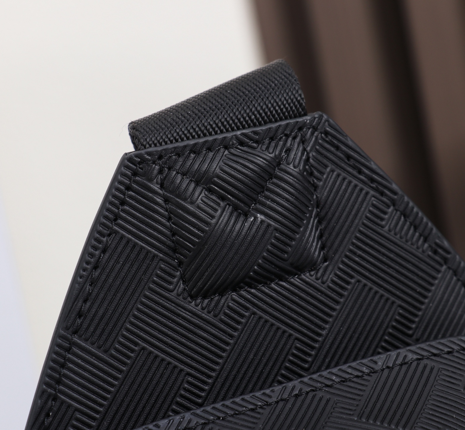 MONTBLANC全新万宝龙风尚3.0系列迷你斜挎包 型号：MB# 材质：头层牛皮  包装：专柜防尘袋  款式：购版打造
