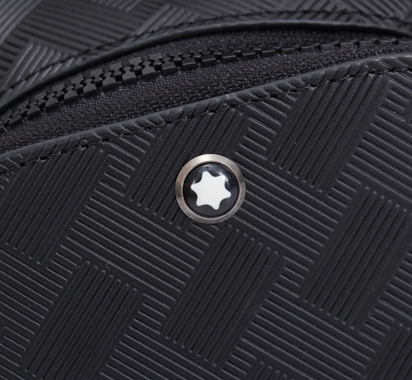 MONTBLANC全新万宝龙风尚3.0系列迷你斜挎包 型号：MB# 材质：头层牛皮  包装：专柜防尘袋  款式：购版打造