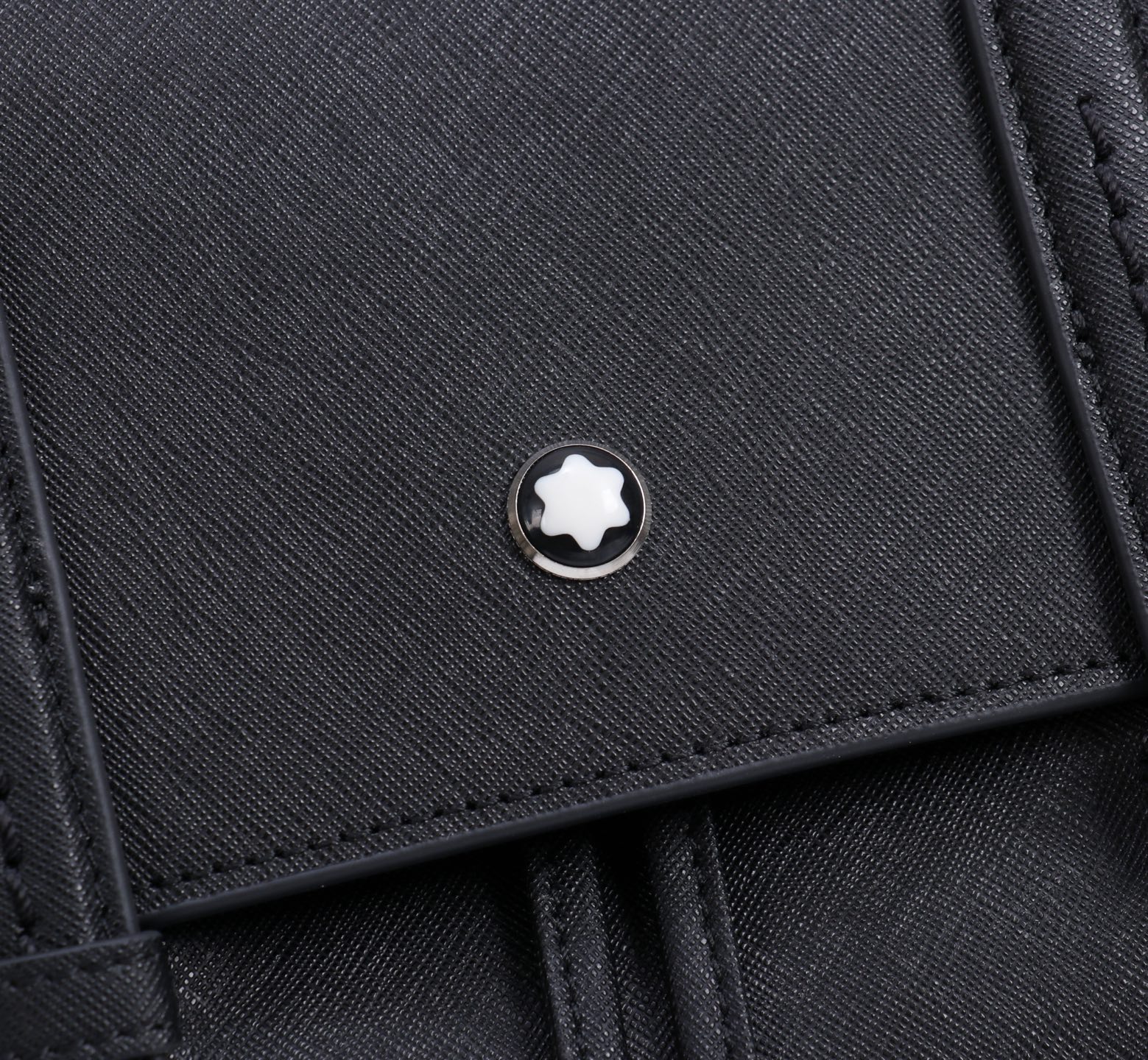 MONTBLANC/全新万宝龙匠心系列中号双肩包 经典黑 型号:MB# 材质:十字纹头层牛皮 包装:带字布袋 颜色 MONTBLANC/全新万宝龙匠心系列中号双肩包 经典黑 型号:MB# 材质:十字纹头层牛皮 包装:带字布袋 颜色