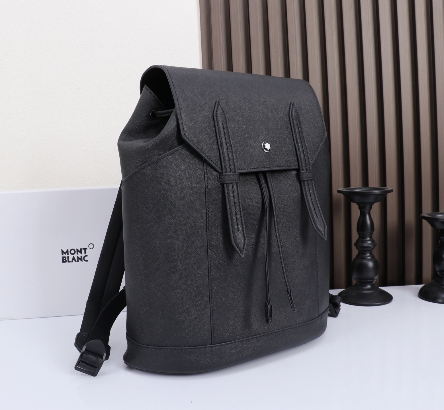 MONTBLANC/全新万宝龙匠心系列中号双肩包 经典黑 型号:MB# 材质:十字纹头层牛皮 包装:带字布袋 颜色 MONTBLANC/全新万宝龙匠心系列中号双肩包 经典黑 型号:MB# 材质:十字纹头层牛皮 包装:带字布袋 颜色