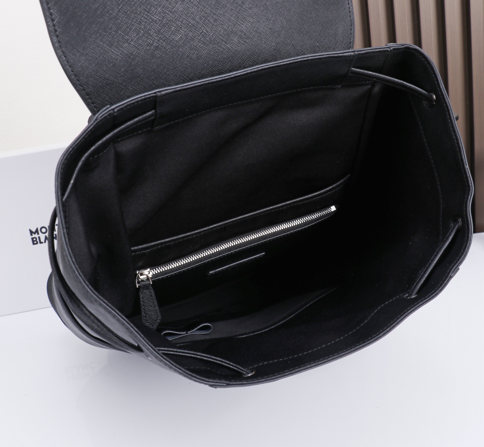 MONTBLANC/全新万宝龙匠心系列中号双肩包 经典黑 型号:MB# 材质:十字纹头层牛皮 包装:带字布袋 颜色 MONTBLANC/全新万宝龙匠心系列中号双肩包 经典黑 型号:MB# 材质:十字纹头层牛皮 包装:带字布袋 颜色