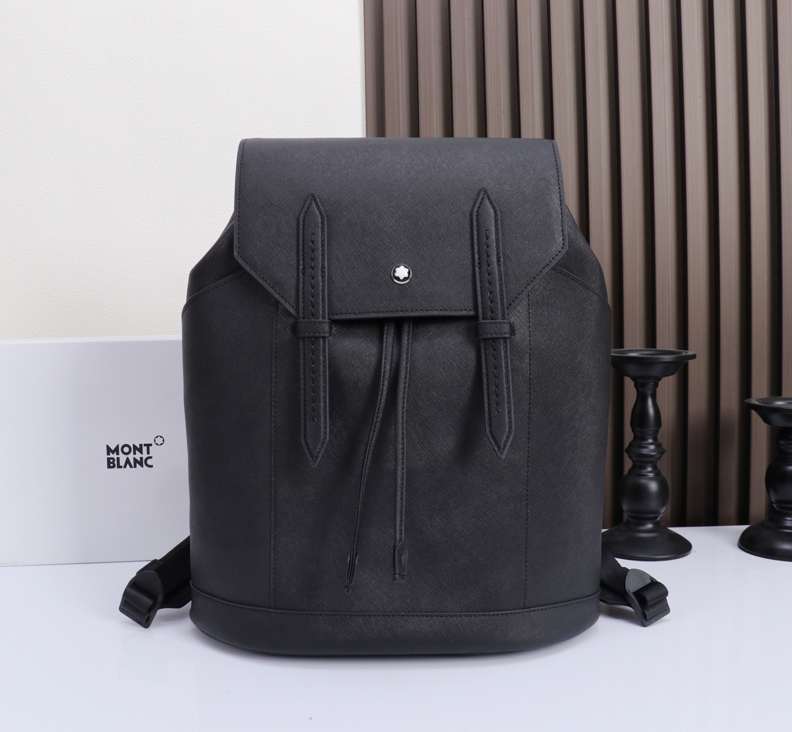 MONTBLANC/全新万宝龙匠心系列中号双肩包 经典黑 型号:MB# 材质:十字纹头层牛皮 包装:带字布袋 颜色 MONTBLANC/全新万宝龙匠心系列中号双肩包 经典黑 型号:MB# 材质:十字纹头层牛皮 包装:带字布袋 颜色