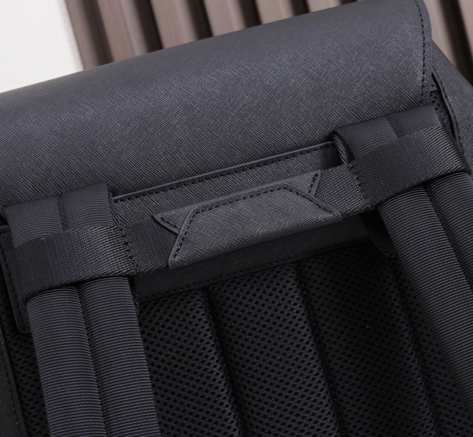 MONTBLANC/全新万宝龙匠心系列中号双肩包 经典黑 型号:MB# 材质:十字纹头层牛皮 包装:带字布袋 颜色 MONTBLANC/全新万宝龙匠心系列中号双肩包 经典黑 型号:MB# 材质:十字纹头层牛皮 包装:带字布袋 颜色