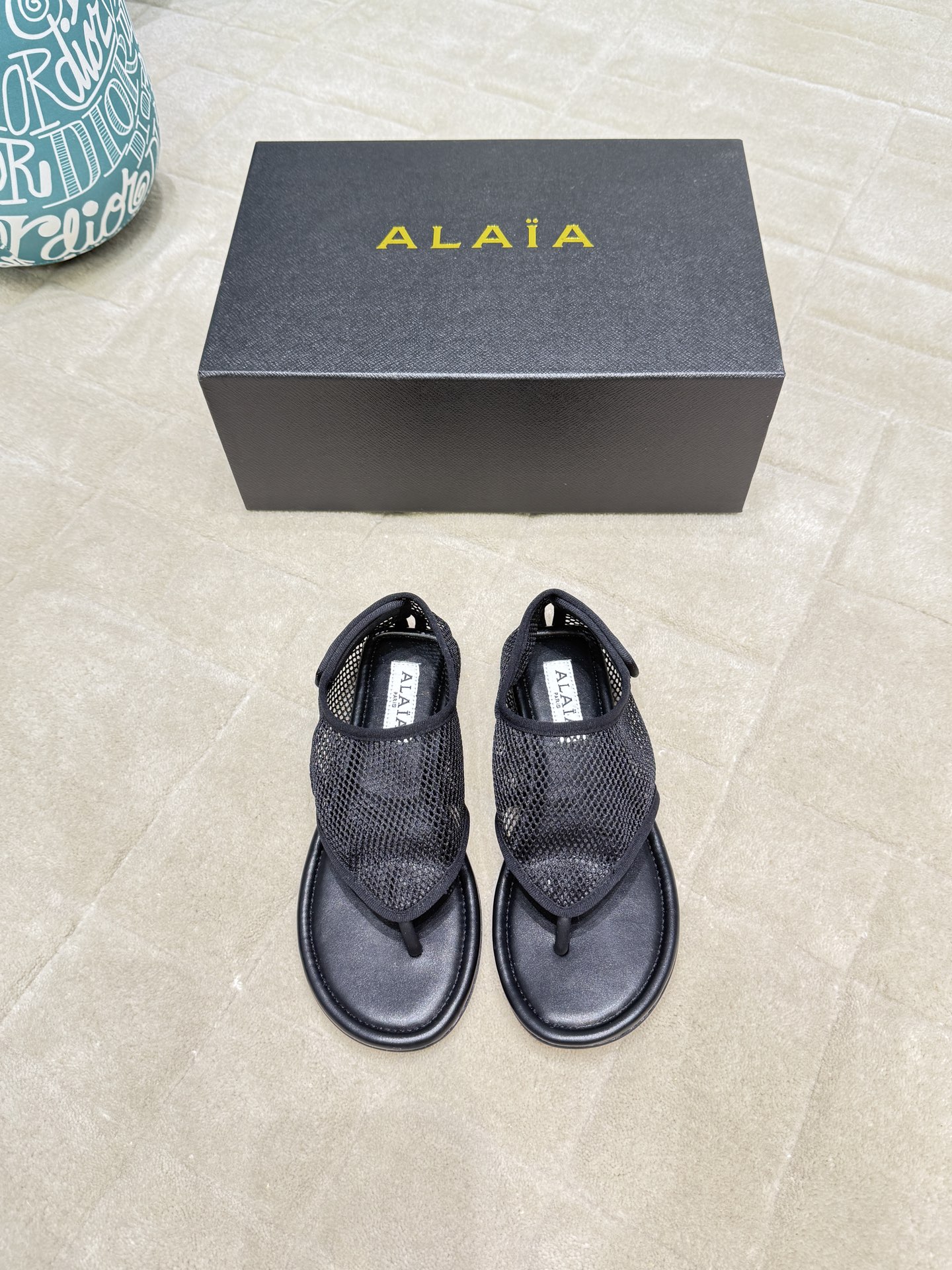 NO:406143,Alaia 25ss new spring and summer style, same style as stars, wearable, unimaginal oil, foot clip, fishnet shoes, light and breathable, summer relaxed aesthetic, breathable mesh, sun and moon, interwoven with a faint sense of translucent aesthetic, mesh design, full breathable, breathable, not stuffy, round head design releases toe space, can be worn with thin socks or barefoot, buckle design toes, don't worry about heeling loss when running, original custom mesh material, water dyed sheepskin, outsole original rubber outsole Size#35-42 (40 41 42 Custom made, no return or exchange), split-toed shoes sandals, alaia, sandals, sheepskin19860909Alaia 25ss 春夏季新款 明星同款 穿搭万金油 夹脚 渔网鞋 轻盈透气 夏日松弛美学透气网面日月光倾泻 交织出若隐若现的透感美学 网面设计 呼吸感拉满 透气不闷热 圆头设计释放脚趾空间 搭配薄袜或光脚穿都可以 搭扣的设计加持跑步都不用担心掉跟问题 材质原版定制网纱 内里水染羊皮 大底原版橡胶大底 Size#35-42（40 41 42 订做不退换）,分趾鞋凉鞋,alaia,sandals,sheepskin,Women's Shoes