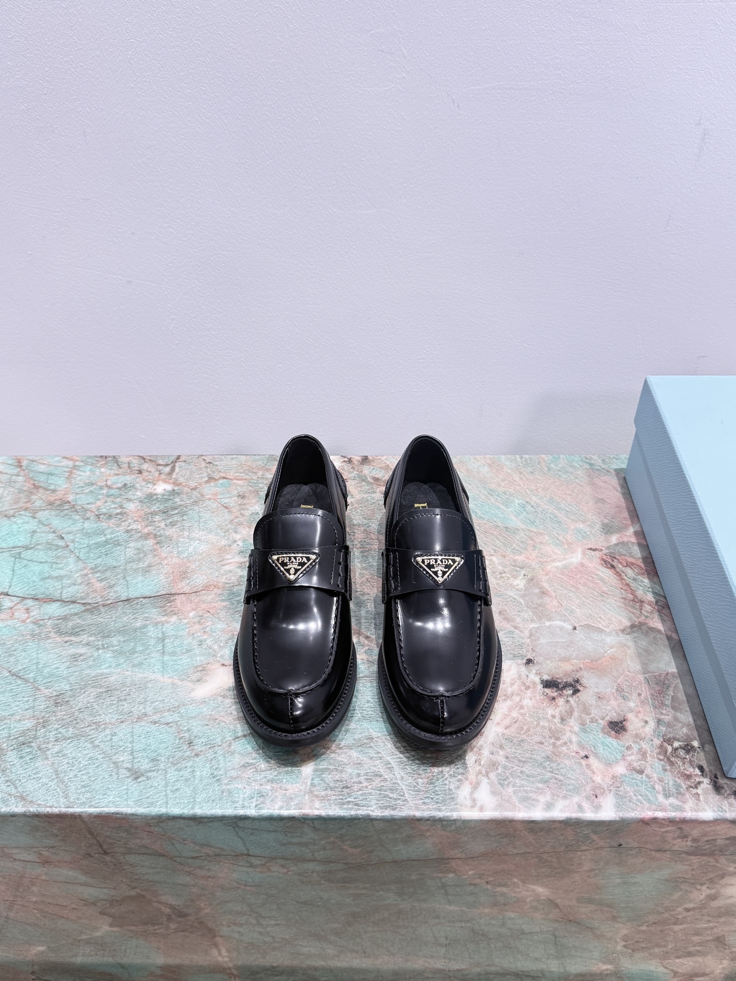 NO:409129,Prada 25ss Prada catwalk triangular loafers Loafers classic style, decorated with elegant lacquered leather to enhance the style and add exquisite style. Fabric imported beaded cowhide/cow patent leather Original molded rubber outsole Size: 35-41 (40/41 custom-made without return or exchange), loafers, prada, prada, loafers, cowhide19860909Prada 25ss 普拉达走秀款三角标乐福鞋 款乐福鞋款式经典,饰以优雅的漆面皮革提升格调,增添精致风格. 面料进口开边珠牛皮/牛漆皮 原版开模橡胶大底 码数:35-41（40/41定制不退换）,乐福鞋,prada,prada,loafers,cowhide,Women's Shoes