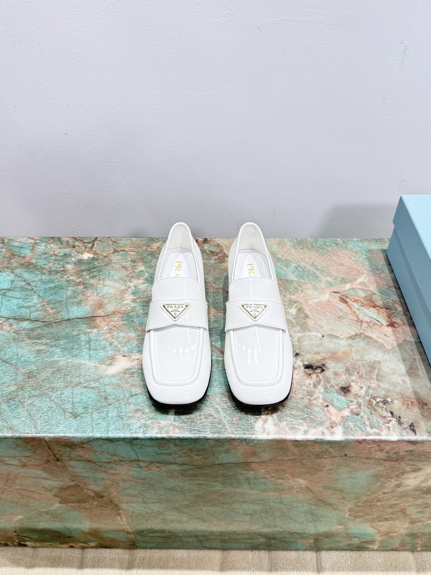 NO:409116,Prada's new triangle heel loafers This exquisite shiny leather loafers are made of simple silhouettes, decorated with classic details and embellished with a chic metal triangle logo. Material and craftsmanship. Imported upper beaded cowhide super soft sheepskin lining. Injection molded outsole size35-39 (customized on 40/41), loafers, prada, prada, loafers, cowhide, sheepskin19860909Prada普拉达新款三角标粗跟乐福鞋 这款精致的亮面皮革乐福鞋采用简约的廓形,饰以经典细节,点缀以别致的金属三角形徽标. 材质与工艺 鞋面进口开边珠牛皮 超软羊皮内里 注塑大底 size35-39（40/41定做）,乐福鞋,prada,prada,loafers,cowhide,sheepskin,Women's Shoes