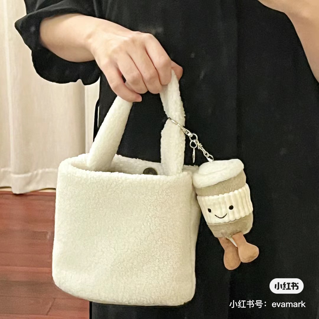A versatile design that pairs seamlessly with any handbag - Comprehensive 3