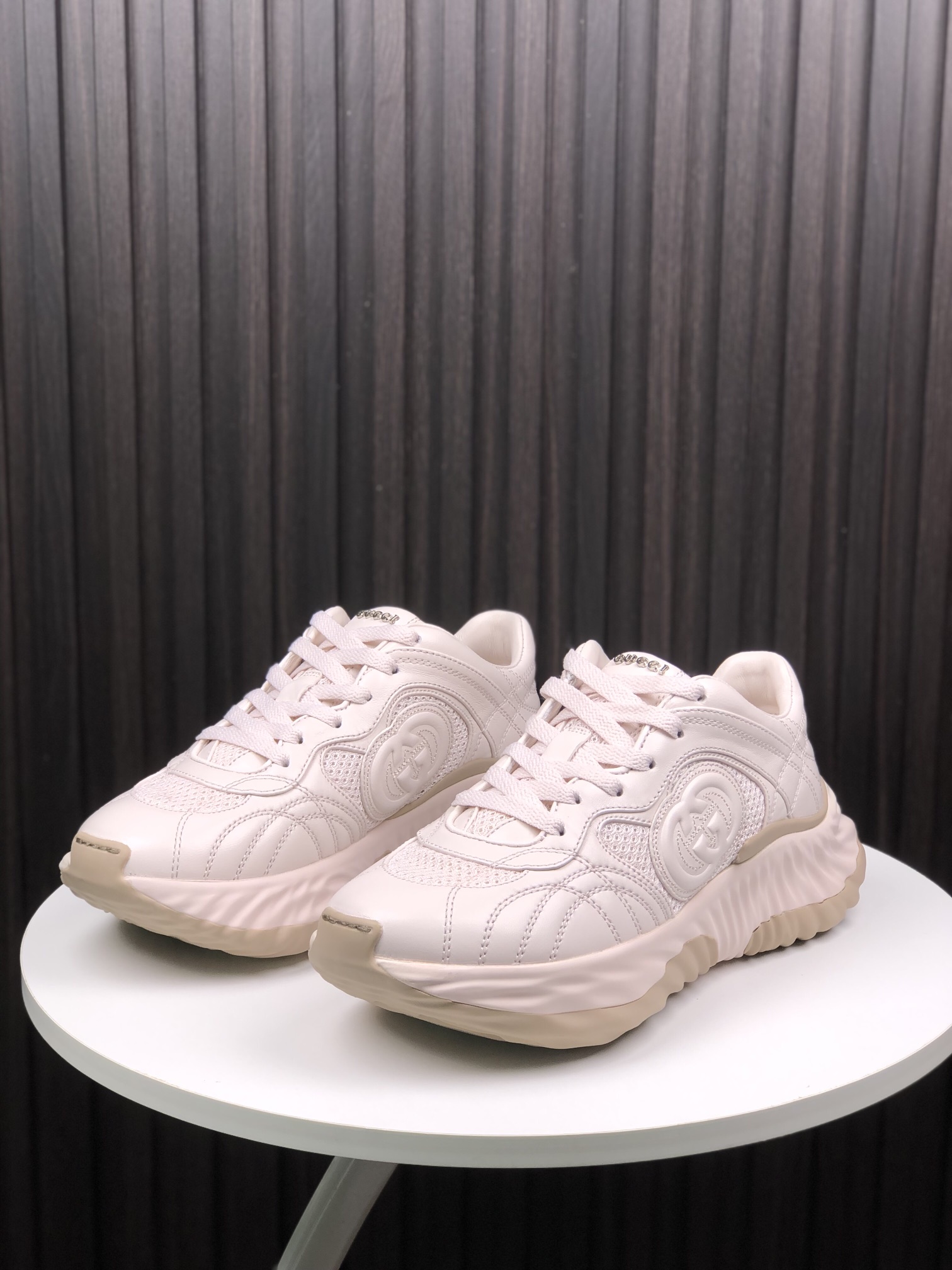 NO:265494,Women's model 35-40 …: Women/ Top version Gucci Gucci Dad Shoes Top version… Purchase level… Original single quality G home Dad shoes Men and women's size couples, 3D printing, classic tenement model, top lasting crafts... Oil edge craftsmanship, look at details, taste details. … The whole series of patterns are available,... You can make it from the picture... Fabric: Imported top layer cowhide Lining/foot pad: Original A-grade mixed sheepskin Outsole: Original TPU vacuum sole Packaging: Top-grade packaging for counter with handbag Size: 35-40 