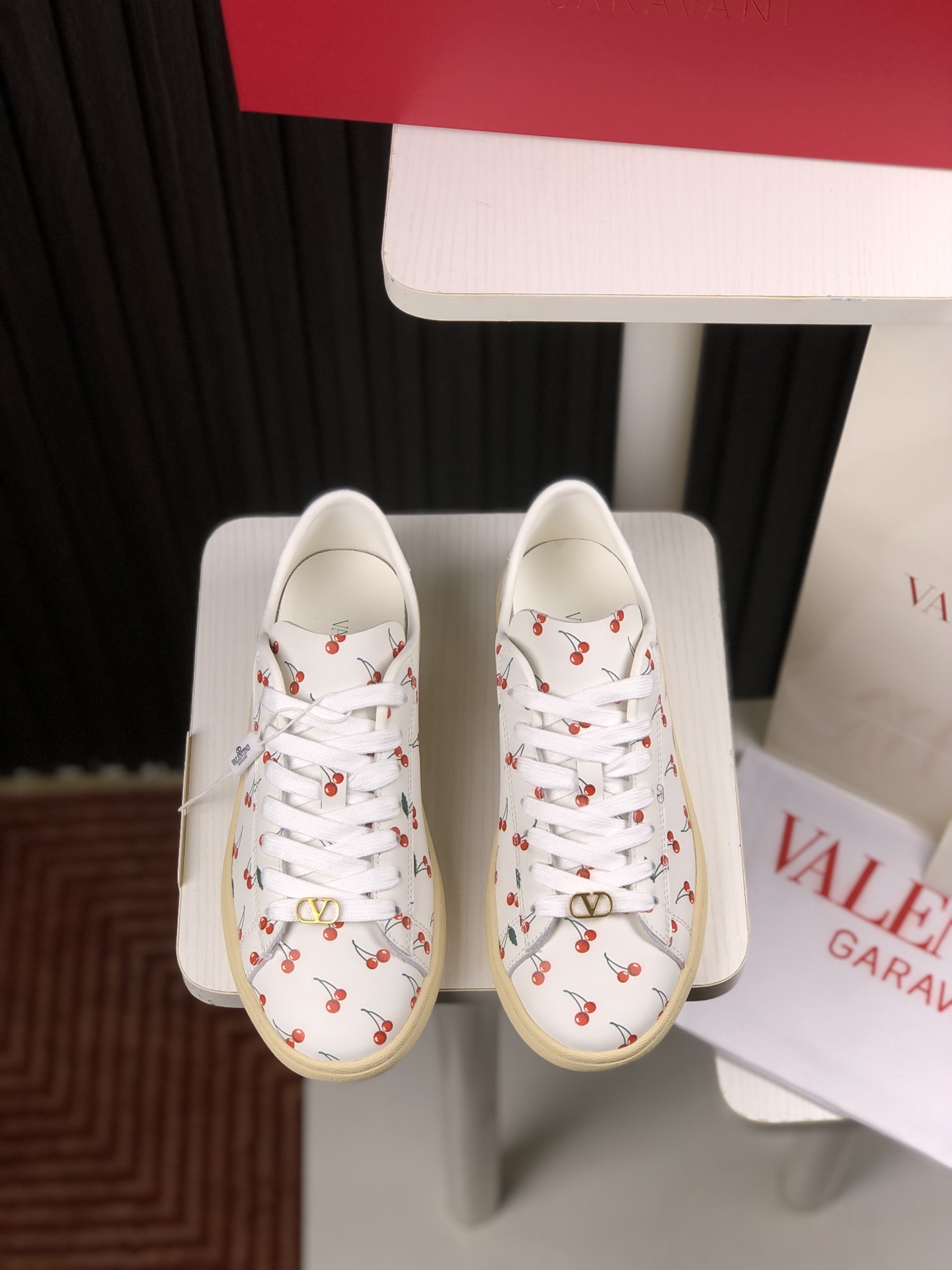 NO:265526,Couple model Top version Valentino 24/UPVILLAGE Couple casual sports shoes and training shoes Professional high-end, perfect reproduction, first-class quality, all made of original 1:1 materials, exclusive mold opening!  Full set of high-end packaging for counters Fabric: High mercerized beef shavings, large sole: TPU material, large sole size: 35-41, male, 38-45 (female, 40.41, male, 38.45 customization) All details are 1:1 mold opening customization, strive to be flawless!  , casual shoes/sports shoes, valentino, valentino, sneakers19860909情侣款 顶级版本 Valentino华伦天奴 24/UPVILLAGE 情侣休闲运动鞋德训鞋 专业高端,完美复刻,品质一流,全部采用原版1:1材料制作,独家开模！ 全套专柜高端包装 面料:高丝光牛猄 大底:TPU材质大底 size:女35-41男38-45（女40.41男38.45定） 所有细节1:1开模定制,力求完美无瑕！,休闲鞋/运动鞋,valentino,valentino,sneakers,Women's Shoes