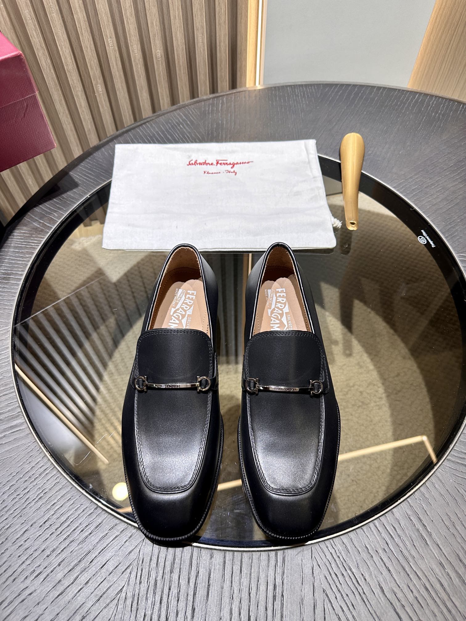 NO:270620,Ferra* Modern style meets exquisite style. This moccasin shoe is stylish, made of high-quality small goatskin, with slender Gancio trim on the instep. The leather sole is paired with rubber heel. Size 39-45, ferragamo, sheepskin19860909Ferra* 现代风范邂逅精致格调.这款莫卡辛鞋风格时尚,选用优质小山羊皮制成,脚背缀饰纤细的Gancio饰件.皮革鞋底配以橡胶鞋跟. Size 39-45,,ferragamo,sheepskin,Men's shoes