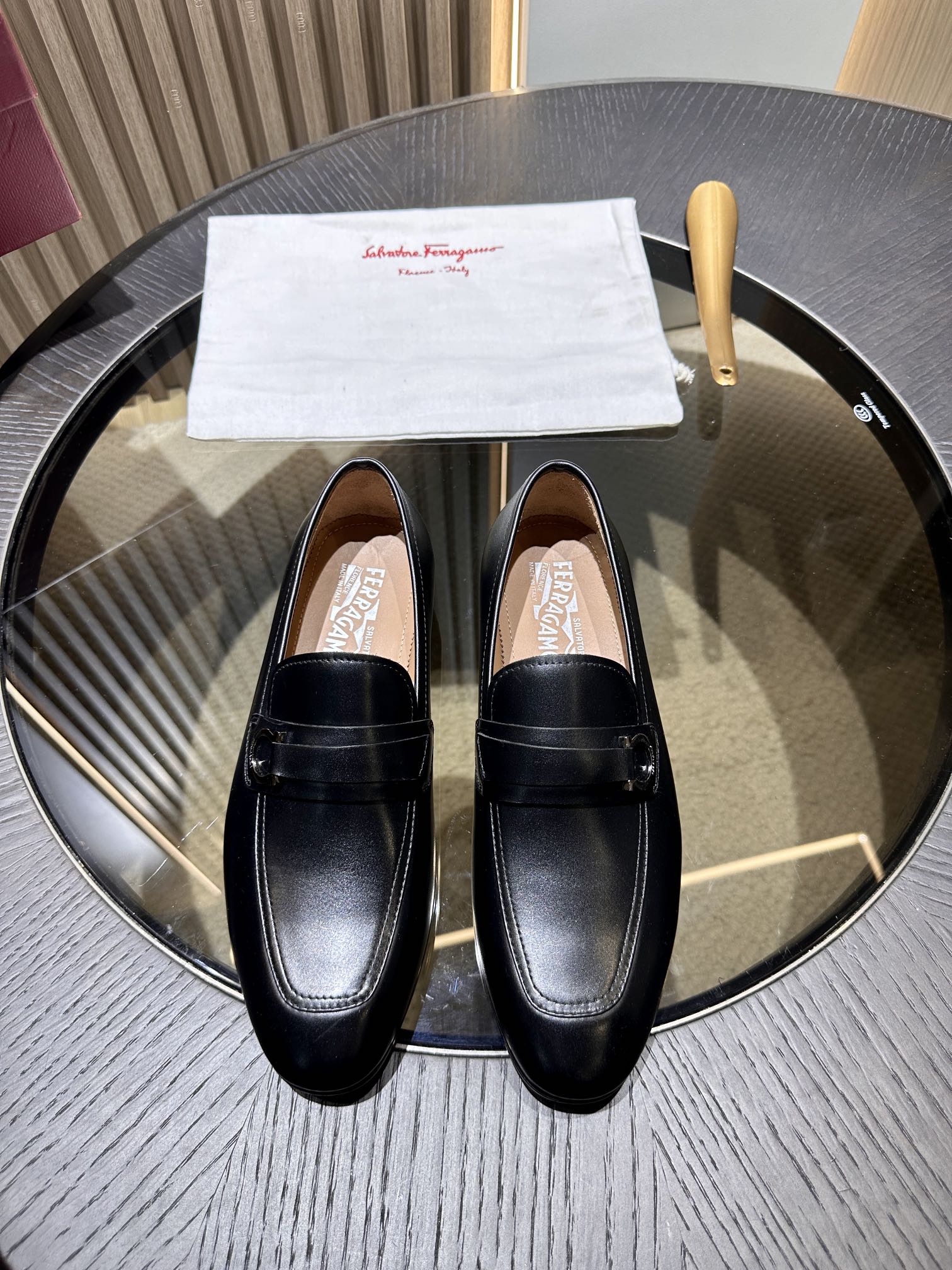 NO:270622,Ferra* Modern style meets exquisite style. This moccasin shoe is fashionable in style, made of high-quality goatskin, with slender Gancio trim embroidered on the instep. The leather sole is paired with rubber heel. Size 39-44 (38.45 customized), ferragamo, sheepskin19860909Ferra* 现代风范邂逅精致格调.这款莫卡辛鞋风格时尚,选用优质小山羊皮制成,脚背缀饰纤细的Gancio饰件.皮革鞋底配以橡胶鞋跟. Size 39-44(38.45订做),,ferragamo,sheepskin,Men's shoes