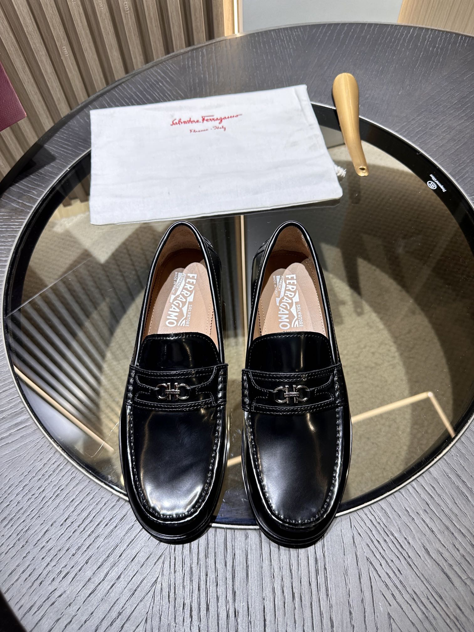 NO:270616,Ferra* Modern style meets exquisite style. This moccasin shoe is fashionable in style, made of high-quality goatskin, with slender Gancio trim embroidered on the instep. The leather sole is paired with rubber heel. Size 39-44 (38.45 customized), ferragamo, sheepskin19860909Ferra* 现代风范邂逅精致格调.这款莫卡辛鞋风格时尚,选用优质小山羊皮制成,脚背缀饰纤细的Gancio饰件.皮革鞋底配以橡胶鞋跟. Size 39-44(38.45订做),,ferragamo,sheepskin,Men's shoes