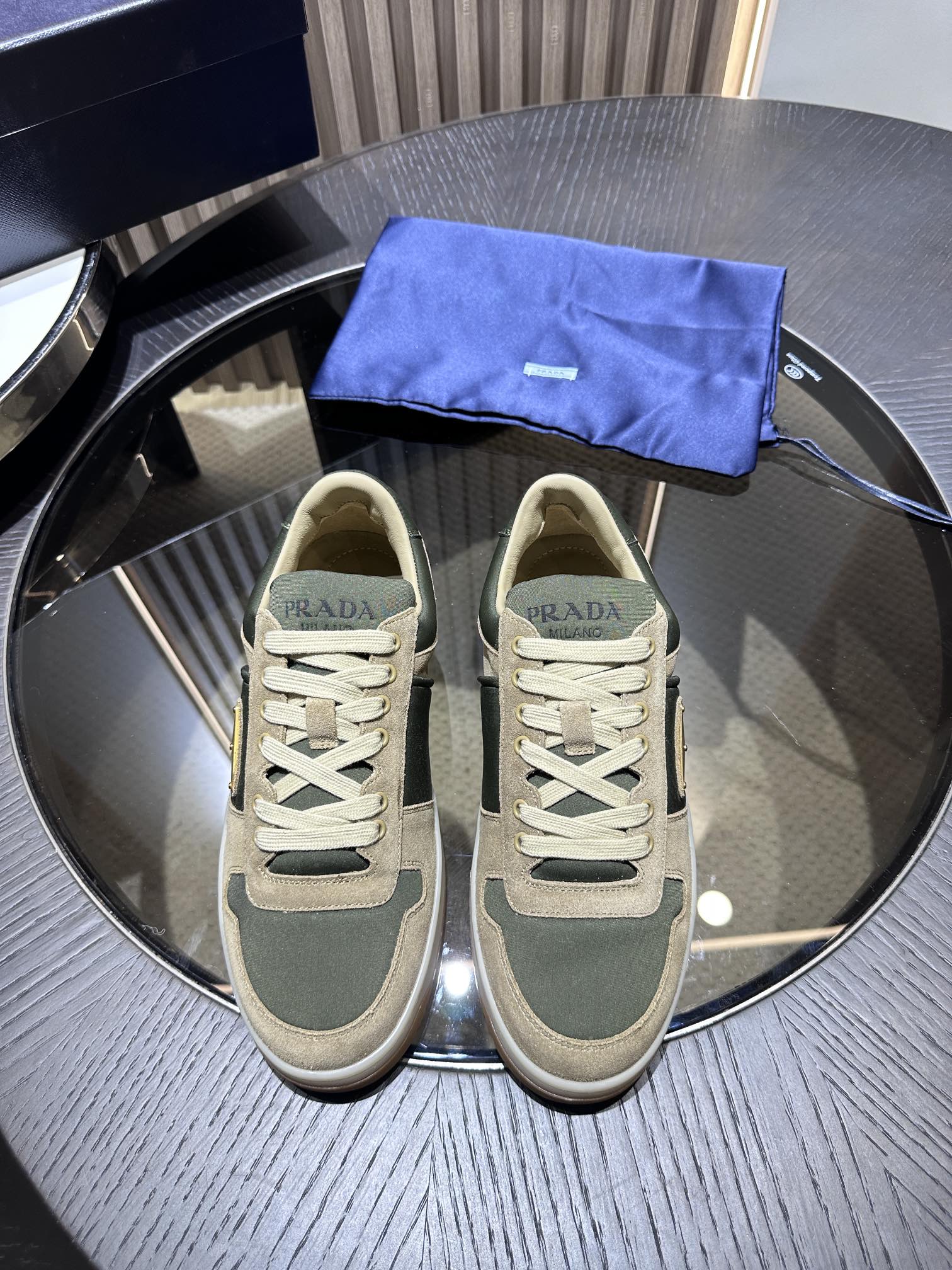 批esdjb????Prada PRAX 01运动鞋集优雅风范与创新设计于一体，融汇Prada系列的典型元素。这款皮革鞋履的鞋帮饰以涂珐琅金属徽标，与配有橡胶花纹鞋底\nSize 39-44(38.45订做)