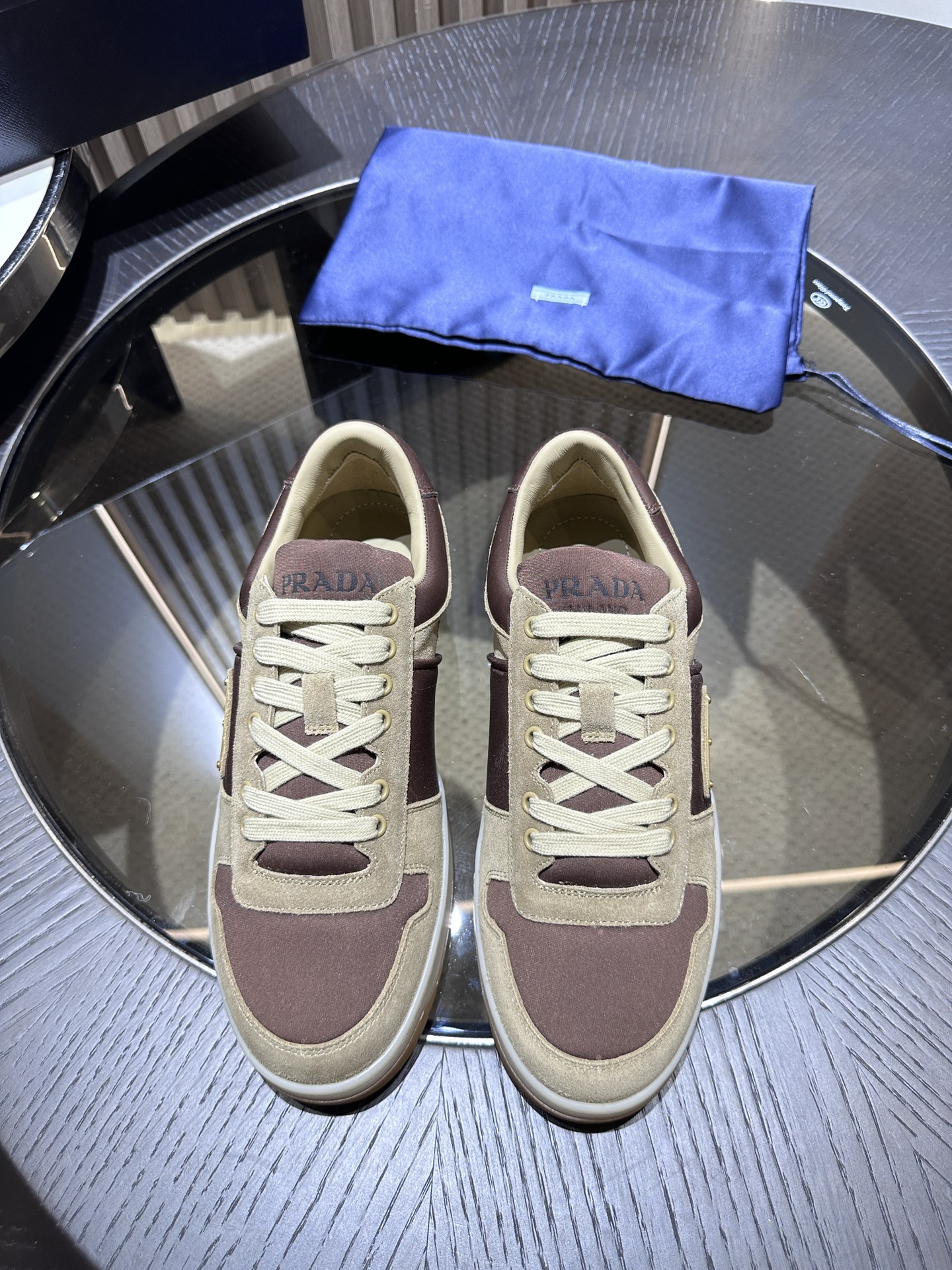 批esdjb????Prada PRAX 01运动鞋集优雅风范与创新设计于一体，融汇Prada系列的典型元素。这款皮革鞋履的鞋帮饰以涂珐琅金属徽标，与配有橡胶花纹鞋底\nSize 39-44(38.45订做)