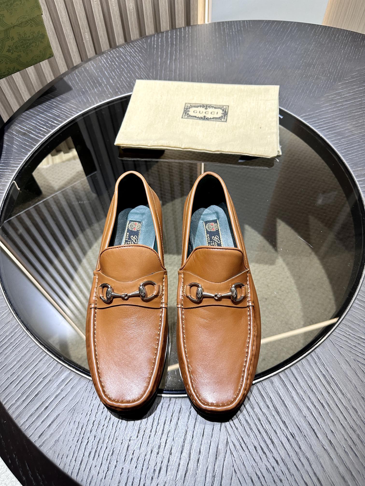 NO:275427,Gucc* Jordaan series shoes use extended toe and simple and smooth silhouettes, blending unique brand elements to vividly show the exquisite production process of loafers Black structure Dark brown suede material Horse bit details Leather loafers, slender toe. Black leather Horse bit details Black structure Leather sole Size 39-44 (customized for 38.45.46), Gucci,loafers19860909Gucc* Jordaan系列鞋履采用加长鞋头和简洁流畅廓形,融入别致品牌元素,生动展现乐福鞋的精致制作工艺 布莱克构造 深棕色绒面材质 马衔扣细节皮革乐福鞋,鞋头修长.黑色皮革 马衔扣细节 布莱克构造 皮革鞋底 Size 39-44（38.45.46定做）,,gucci,loafers,Men's shoes