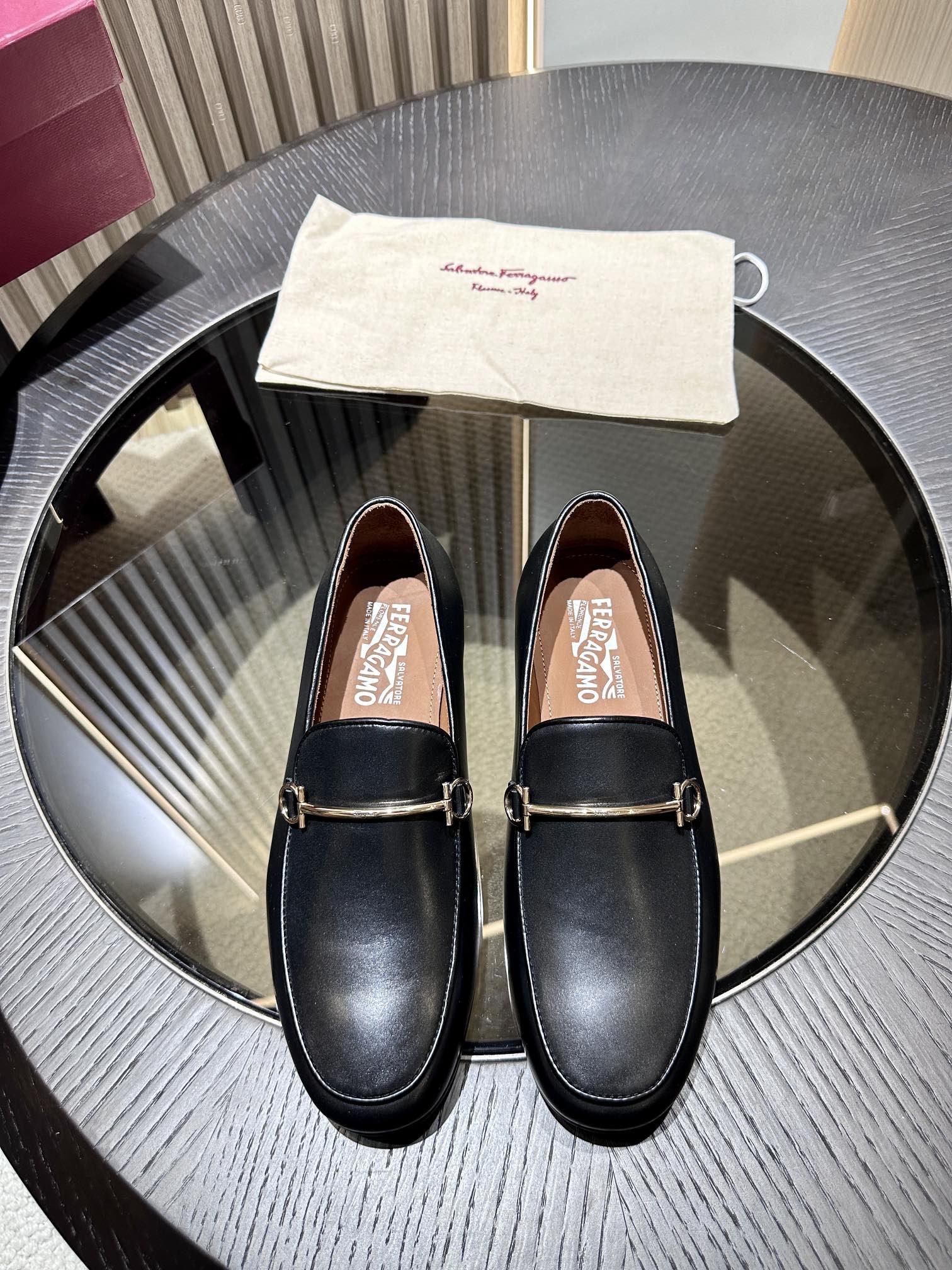 NO:272061,Ferra* Modern style meets exquisite style. This moccasin shoe is fashionable in style, made of high-quality goatskin, with slender Gancio trim embroidered on the instep. The leather sole is paired with rubber heel. Size 39-44 (38.45.46 customized), ferragamo, sheepskin19860909Ferra* 现代风范邂逅精致格调.这款莫卡辛鞋风格时尚,选用优质小山羊皮制成,脚背缀饰纤细的Gancio饰件.皮革鞋底配以橡胶鞋跟. Size 39-44(38.45.46订做),,ferragamo,sheepskin,Men's shoes