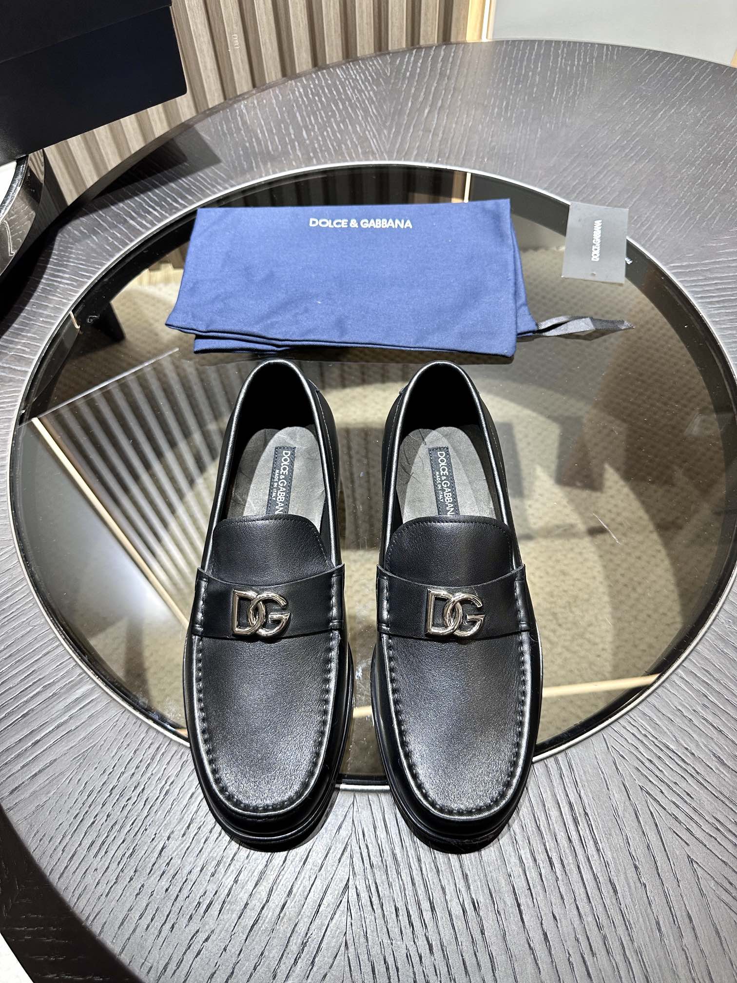 NO:275424,Top version of D&G Bernini series mocasin shoes, embellished with new antique signs. Made of Mino calf leather, retro and shiny texture complement each other, releasing the exquisite charm of contemporary Size 39-44 (38.45.46 custom made), Dolce&Gabbana,cowhide19860909顶级版本 D&G Bernini 系列莫卡辛鞋,点缀全新仿古标牌.采用 Mino 小牛皮制成,复古与亮泽质感相得益彰,释放当代考究魅力  Size 39-44(38.45.46订做）,,Dolce&Gabbana,cowhide,Men's shoes