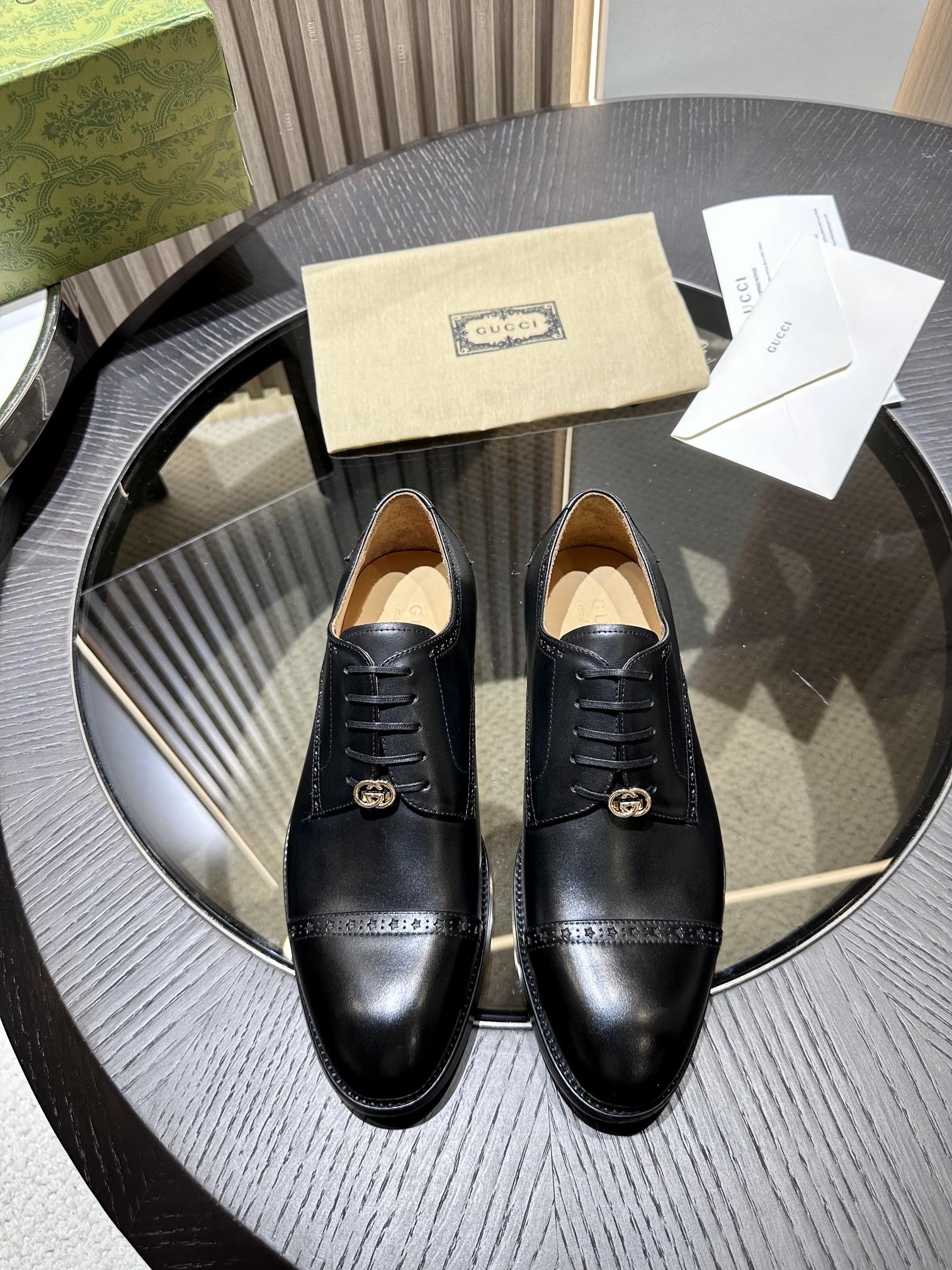 NO:272065,Gucc* Jordaan series shoes use extended toe and simple and smooth silhouettes, blending unique brand elements to vividly show the exquisite production process of loafers Black structure Dark brown suede material Horse bit details Leather loafers, slender toe. Black leather Horse bit details Black structure Leather sole Size 39-44 (customized for 38.45.46), Gucci,loafers19860909Gucc* Jordaan系列鞋履采用加长鞋头和简洁流畅廓形,融入别致品牌元素,生动展现乐福鞋的精致制作工艺 布莱克构造 深棕色绒面材质 马衔扣细节皮革乐福鞋,鞋头修长.黑色皮革 马衔扣细节 布莱克构造 皮革鞋底 Size 39-44（38.45.46定做）,,gucci,loafers,Men's shoes