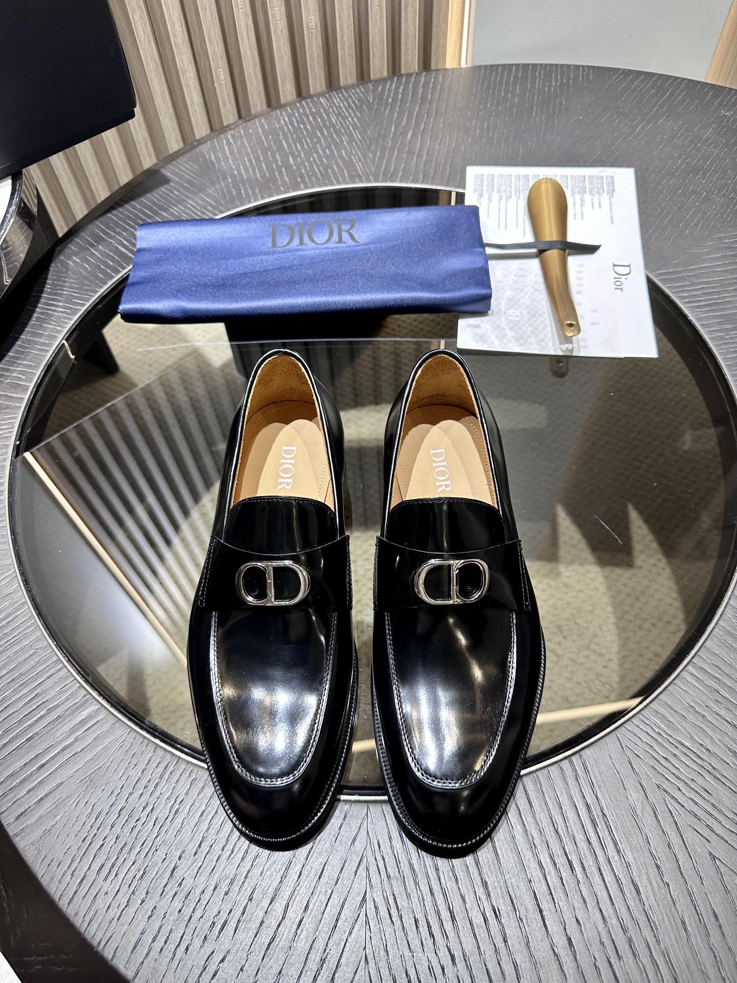 NO:270618,Dior Granville loafers are interpreted from formal shoes, showing a modern look. They are carefully crafted from beige and black Oblique printed fabrics, with the upper being decorated with the same tone matte brass Dior Oblique logo, paired with black leather sole, and the heel is engraved with the Dior logo. They can be matched with seasonal outfits to create an elegant and classic look. Size 39-44 (38.45.46 custom made), dior,loafers19860909Dior Granville 乐福鞋从正装鞋履演绎而来,彰显摩登风范.采用米色和黑色 Oblique 印花面料精心制作,鞋面饰以同色调哑光饰面黄铜 Dior Oblique 标志,搭配黑色皮革鞋底,鞋跟处镌刻以 Dior 标志.可与各季节装扮搭配,打造优雅经典的造型. Size 39-44(38.45.46订做),,dior,loafers,Men's shoes
