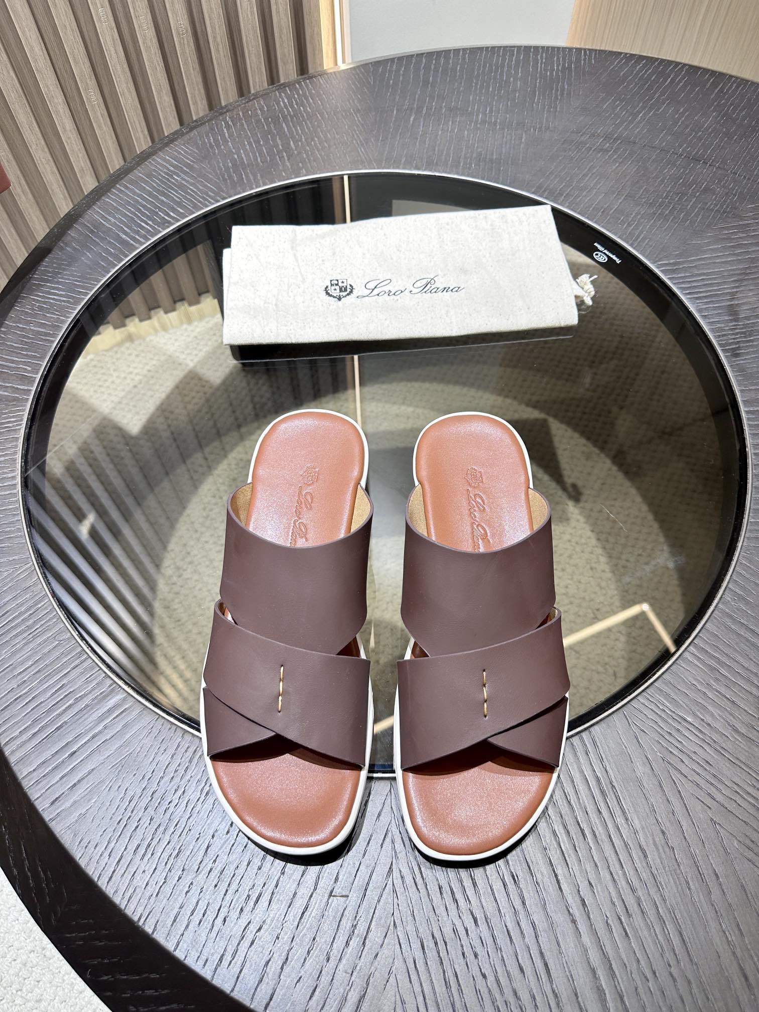 Las elegantes sandalias de Loro Piana están confeccionadas en suave piel de vacuno con tiras entrela
